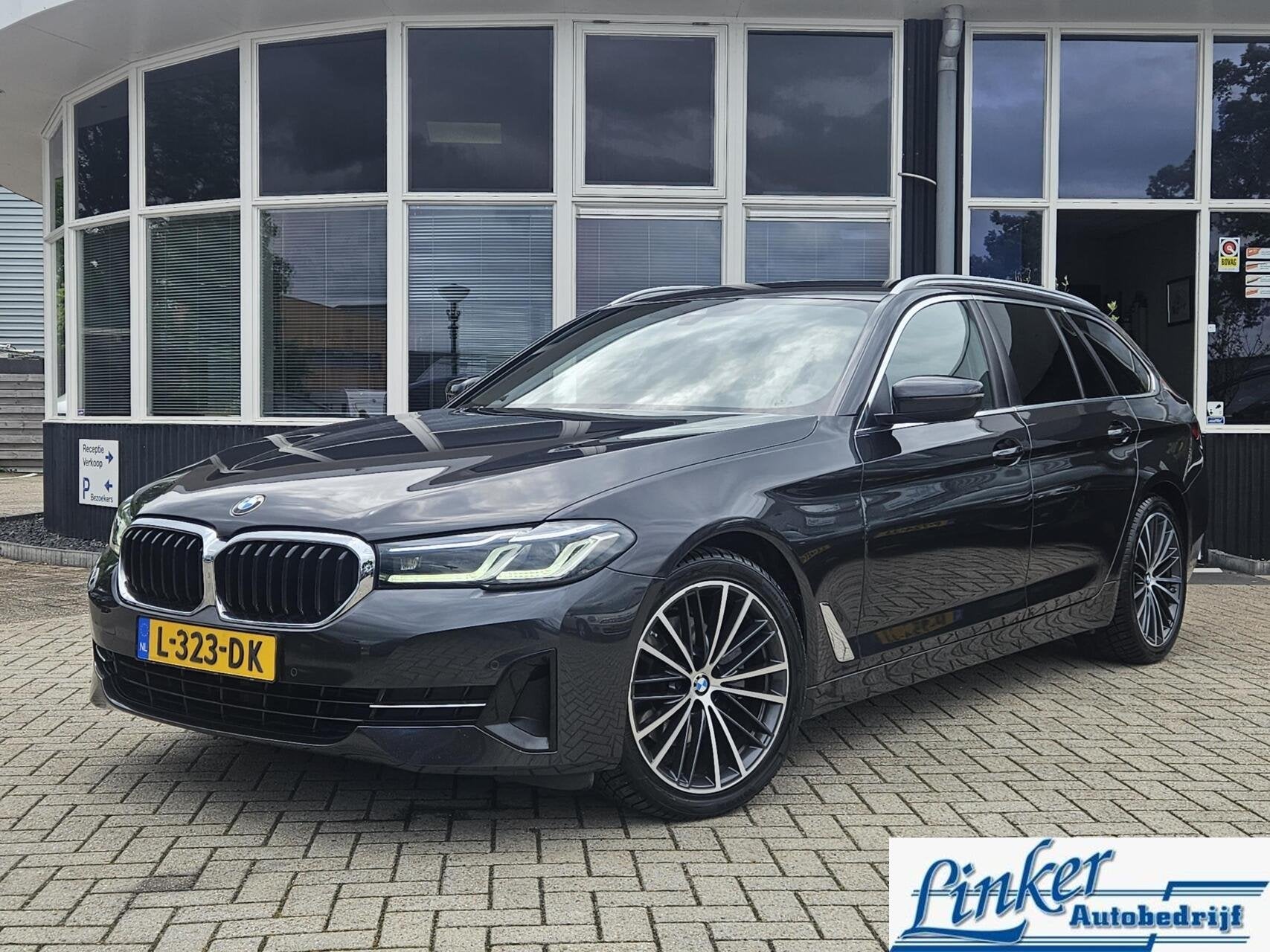 BMW 5-serie Touring 520i Executive LEDER/NL-AUTO- CARPLAY, 1998 cc, Gebruikt, Euro 6, 4 cilinders