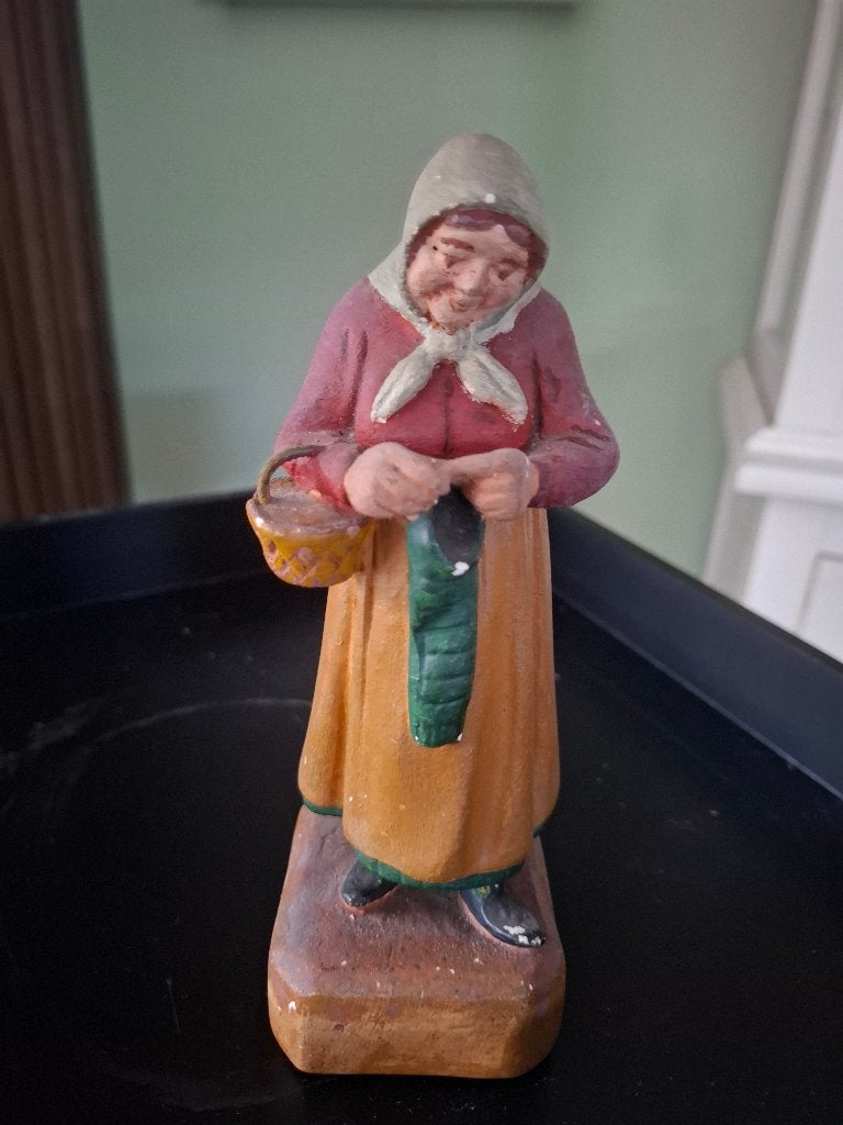 vintage krijtverf beeldje breiende oude vrouw, Ophalen of Verzenden, Gebruikt, Mens