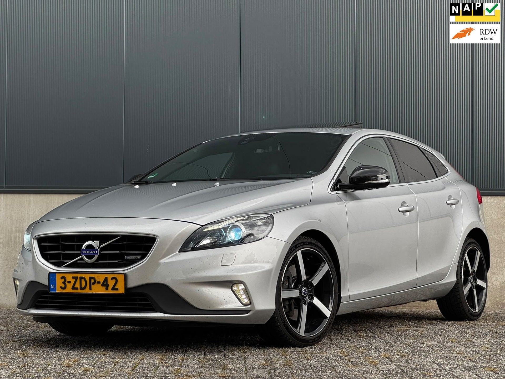 Volvo V40 2.0 D4 Summum Business|R-DESIGN|6BAK|SCHUIFDAK|XEN, Auto's, Gebruikt, Bedrijf, 30 km/l, 154 €/maand