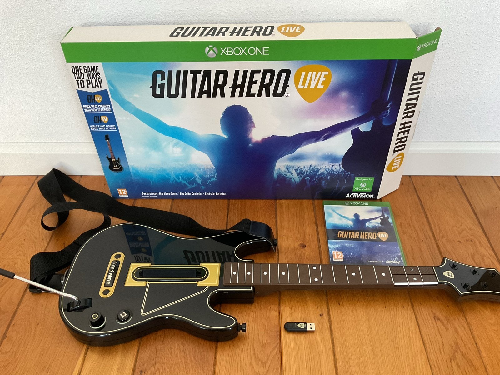 Guitar Hero Live met gitaar, spel en dongel, voor Xbox One, Spelcomputers en Games, Ophalen, Muziek, 1 speler, Zo goed als nieuw