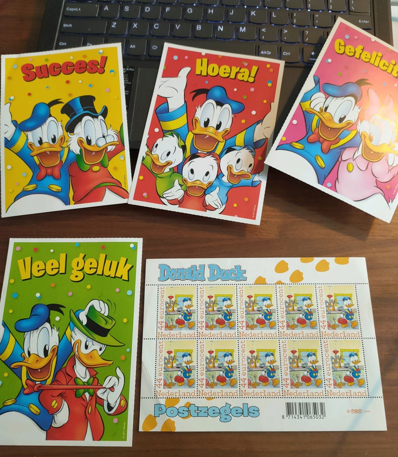 4 kaarten en 1 vel postfrisse postzegels Donald Duck, Ophalen of Verzenden, Overige figuren, Nieuw, Gebruiksvoorwerp