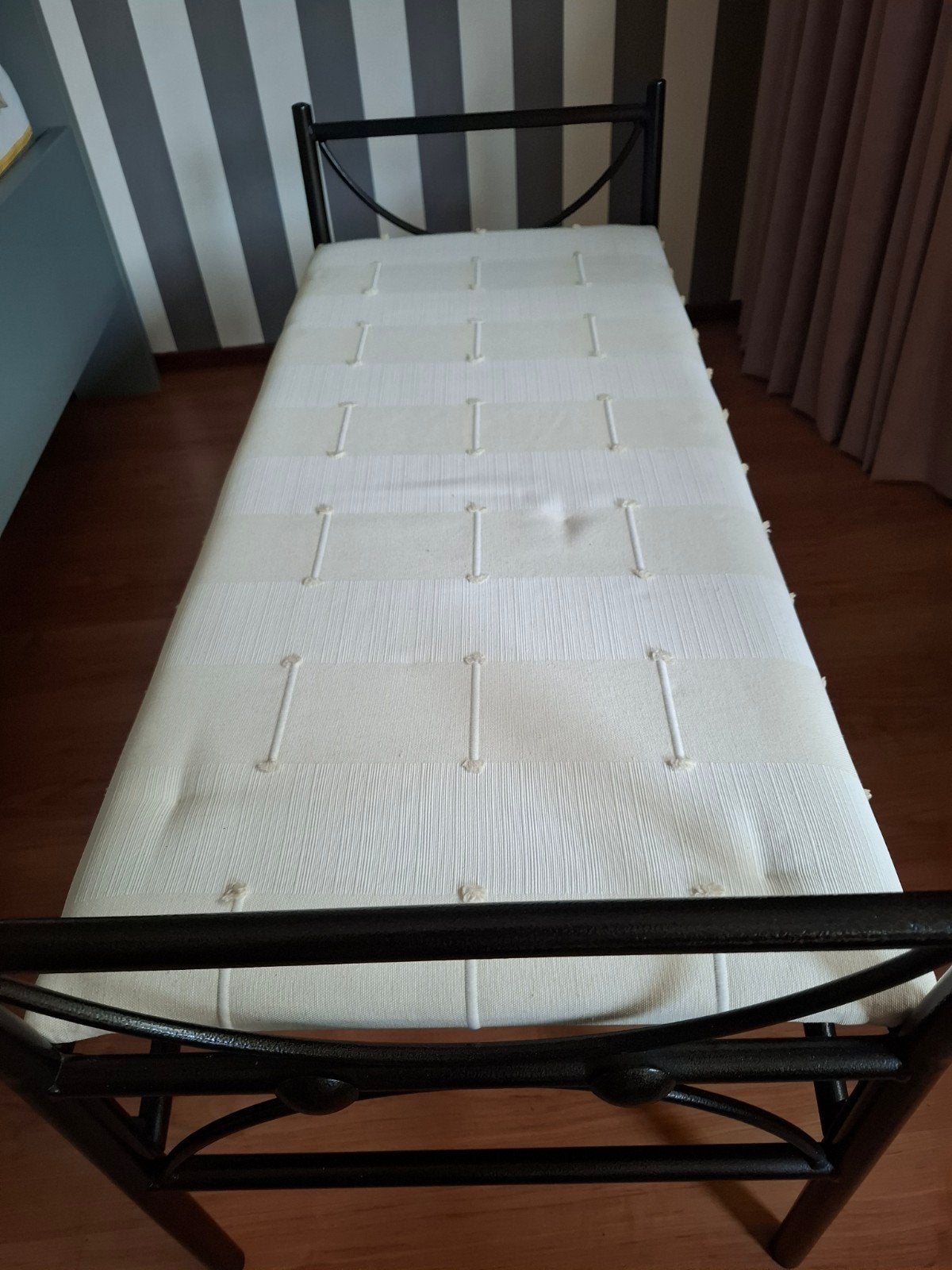 Metalen bankje met crèmekleurig kussen, Huis en Inrichting, Ophalen, Minder dan 75 cm, 150 tot 200 cm, Tweepersoons