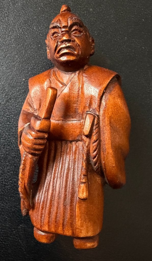Grote boxwood Netsuke van een Samurai, Antiek en Kunst, Kunst | Niet-Westerse kunst, Hout, Bruin, Ophalen of Verzenden, Netsuke