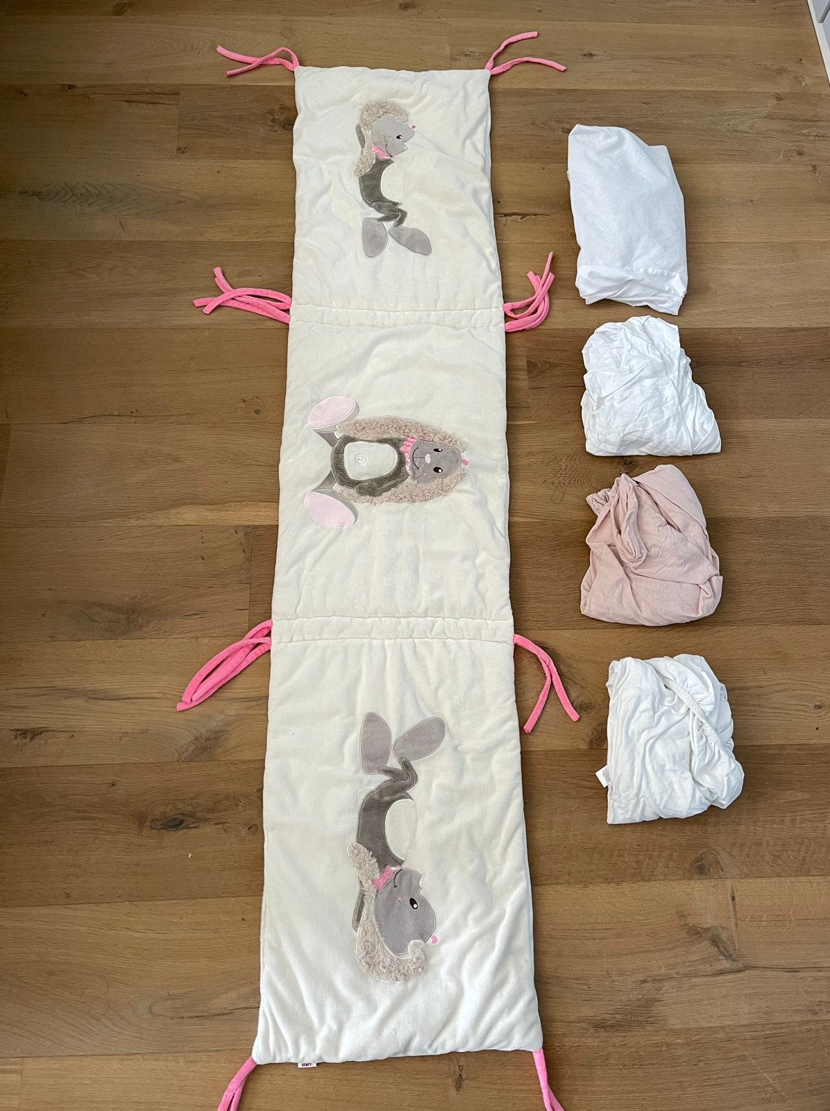 🌸 Bedomrander + 3x hoeslaken 1x molton/zeil voor meisje 🌸, Meisje, Hoeslaken of Sloop, Ophalen of Verzenden, Zo goed als nieuw