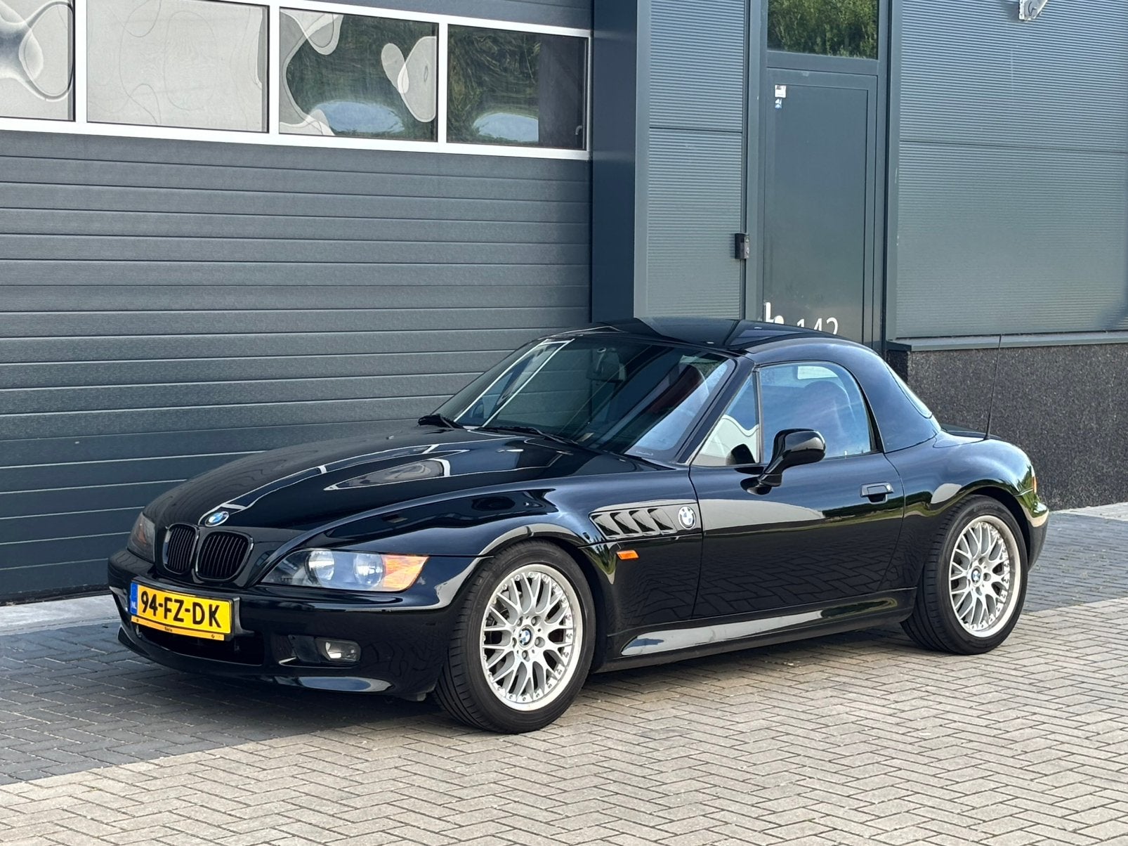 BMW Z3 1.9 hardtop zwart rood,style 42 velgen, ceramische co, Auto's, BMW, 1160 kg, Achterwielaandrijving, 4 cilinders, Cabriolet