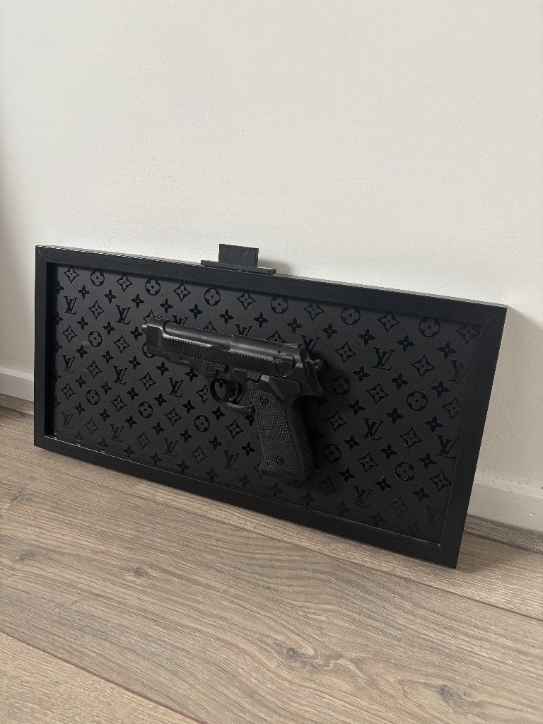 Schilderij Louis Vuitton pistool gun LV logo metallic art, Ophalen of Verzenden