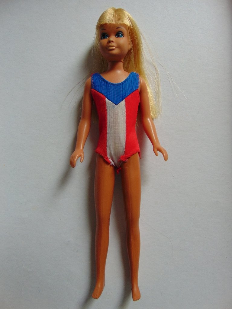 Vintage Mattel Skipper-pop in de Gold Medal-outfit uit 1975, Ophalen of Verzenden, Gebruikt, Pop