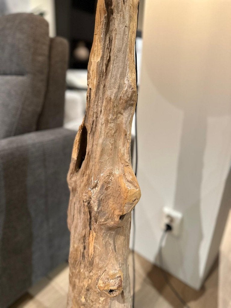 STAANDE LAMP MET HOUTEN VOET VAN €195,- VOOR €85,-, Ophalen, Sommelsdijkse haven 19, Visser Meubelen, Nieuw