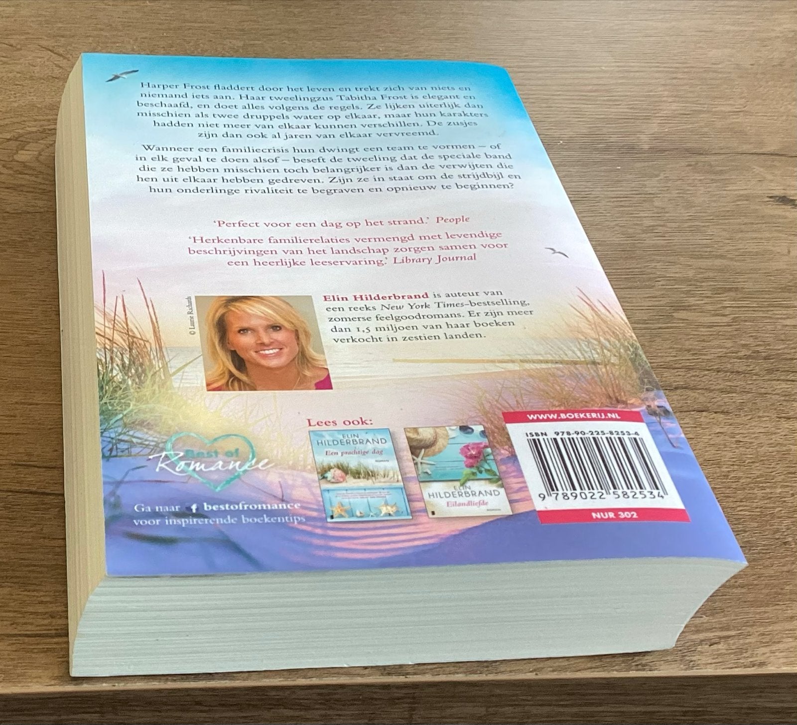 Zomerzusjes - Elin Hilderbrand (Roman), Boeken, Ophalen of Verzenden, Zo goed als nieuw, Nederland