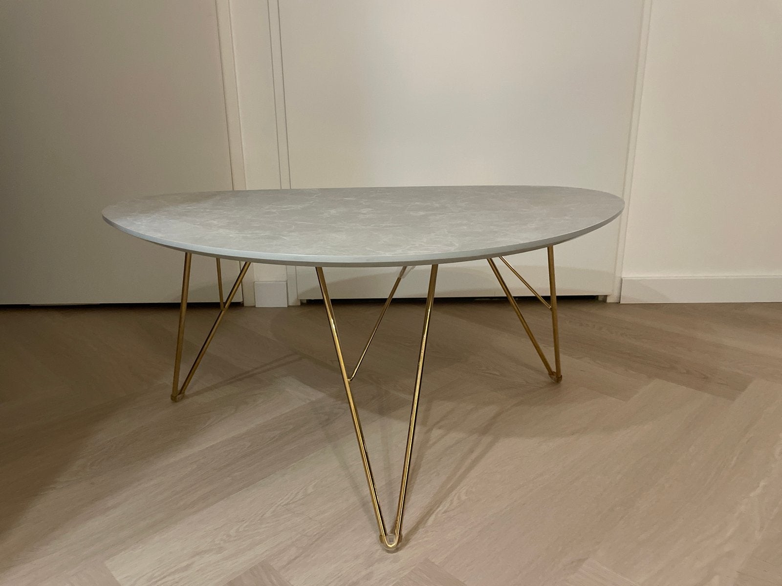 Moderne salontafel met marmerlook en gouden poten, Ophalen, 100 tot 150 cm, 50 tot 100 cm, Zo goed als nieuw