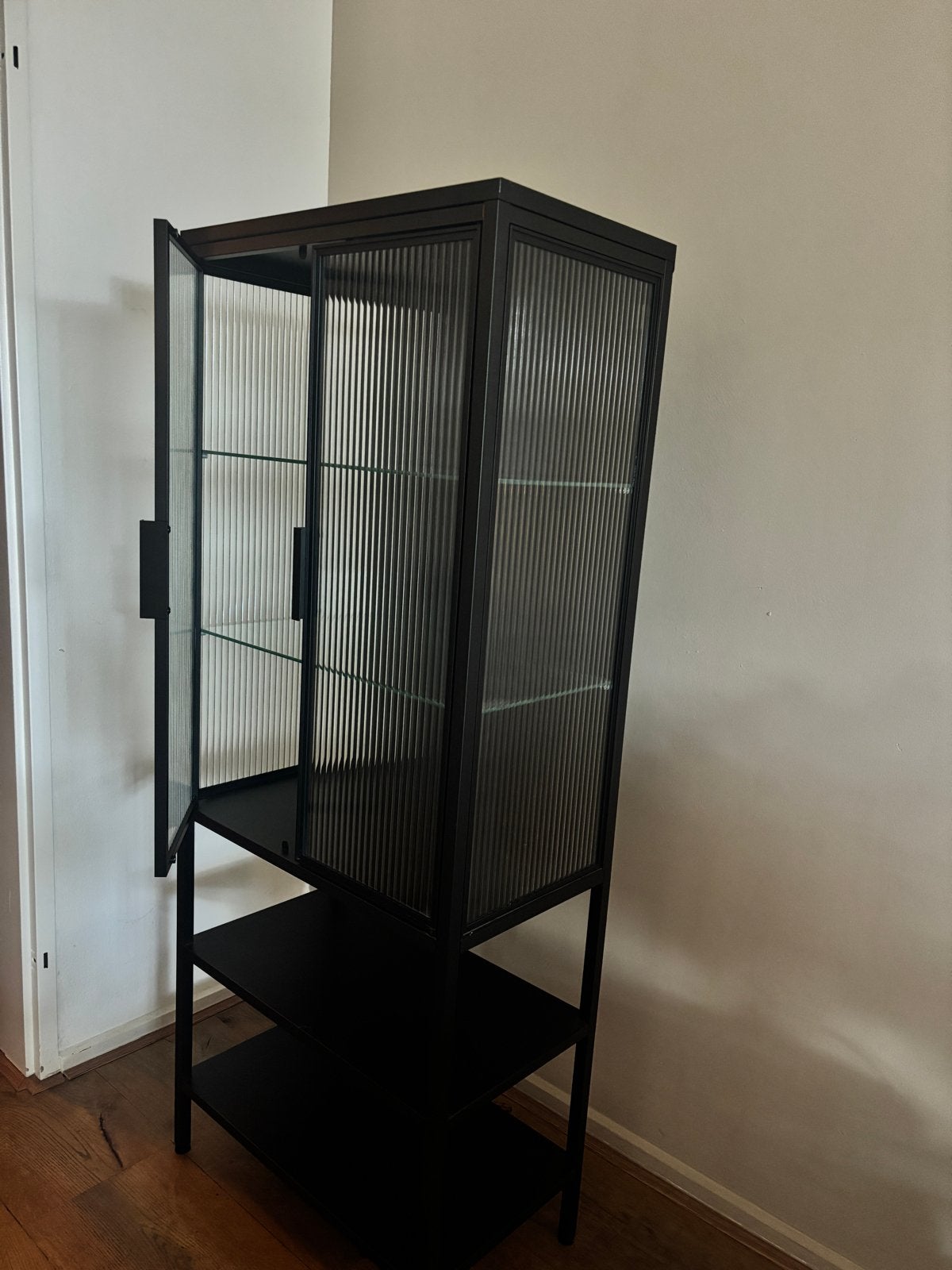 MOSSJÖN Vitrinekast IKEA, Ophalen, 100 tot 150 cm, 50 tot 100 cm, 25 tot 50 cm