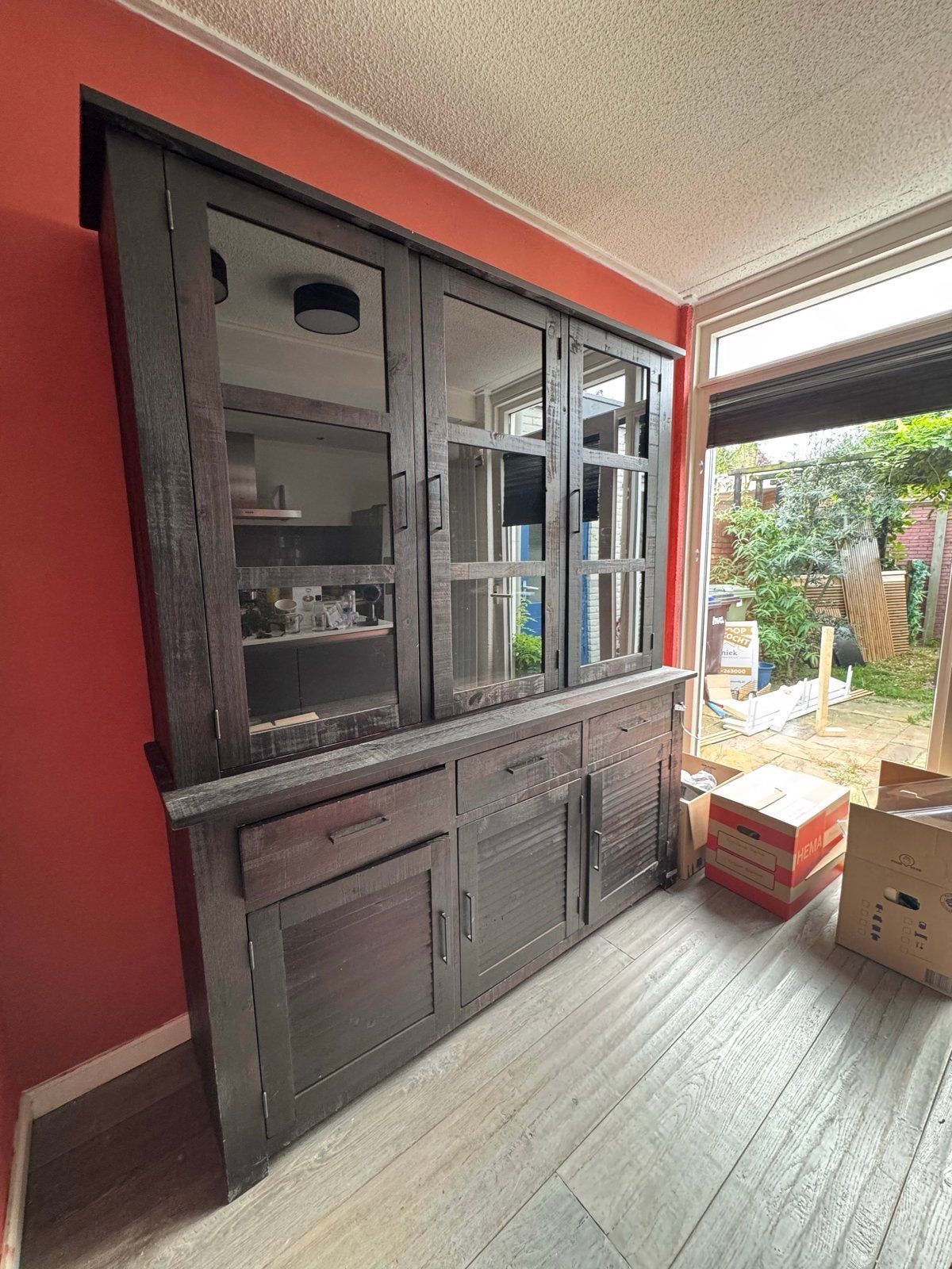 Robuuste houten kast met vitrine en opbergruimte, Ophalen, Gebruikt