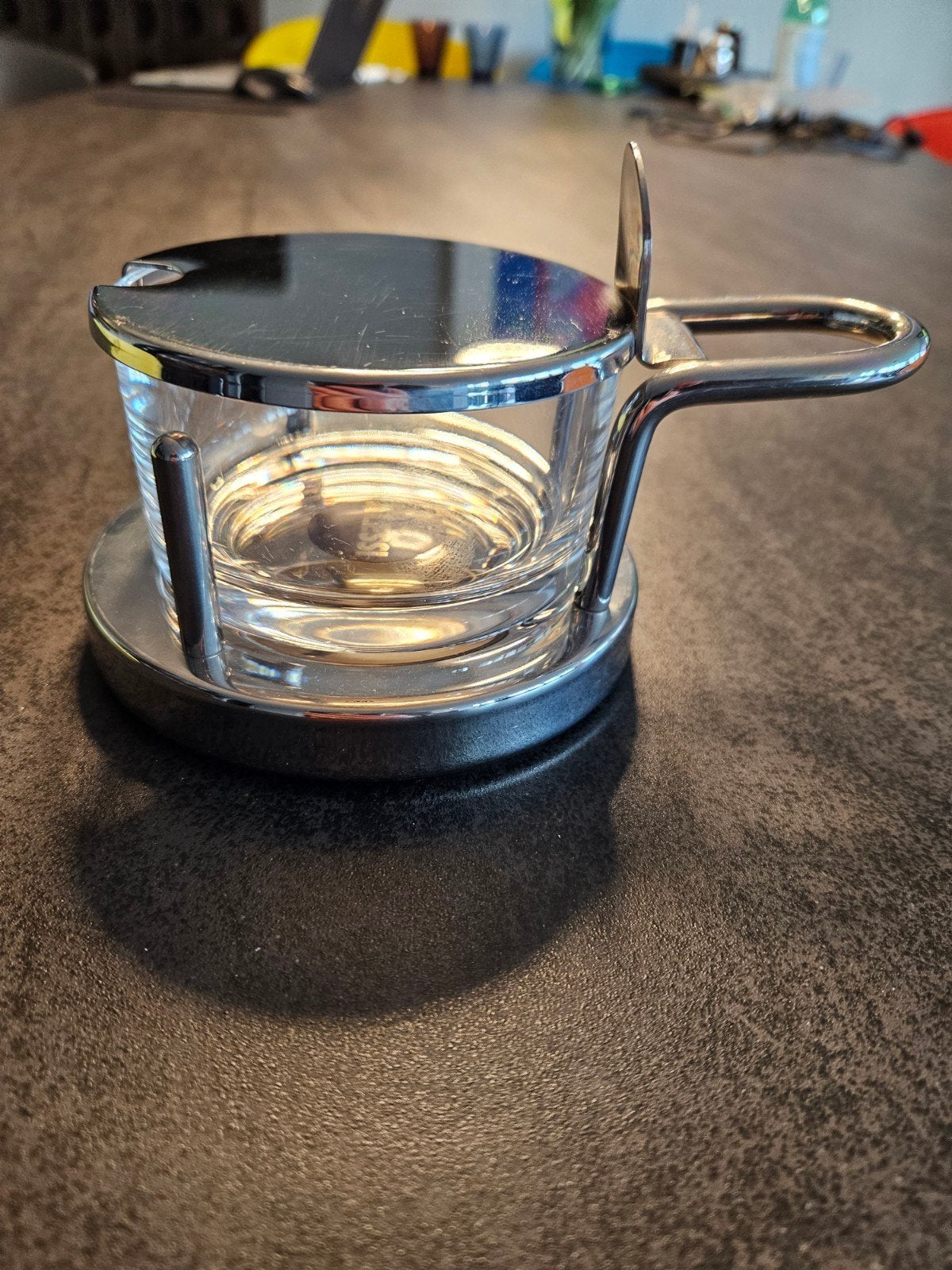 Alessi 5071 pot voor parmezaanse kaas van Ettore Sottsass, Huis en Inrichting, Keuken | Keukenbenodigdheden, Zo goed als nieuw