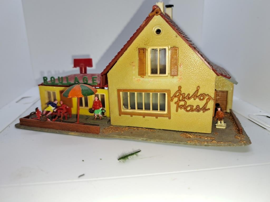 Restaurant met garage in ho, Hobby en Vrije tijd, Modeltreinen | H0, Gebruikt, Brug, Tunnel of Gebouw, Ophalen of Verzenden, Fleischmann