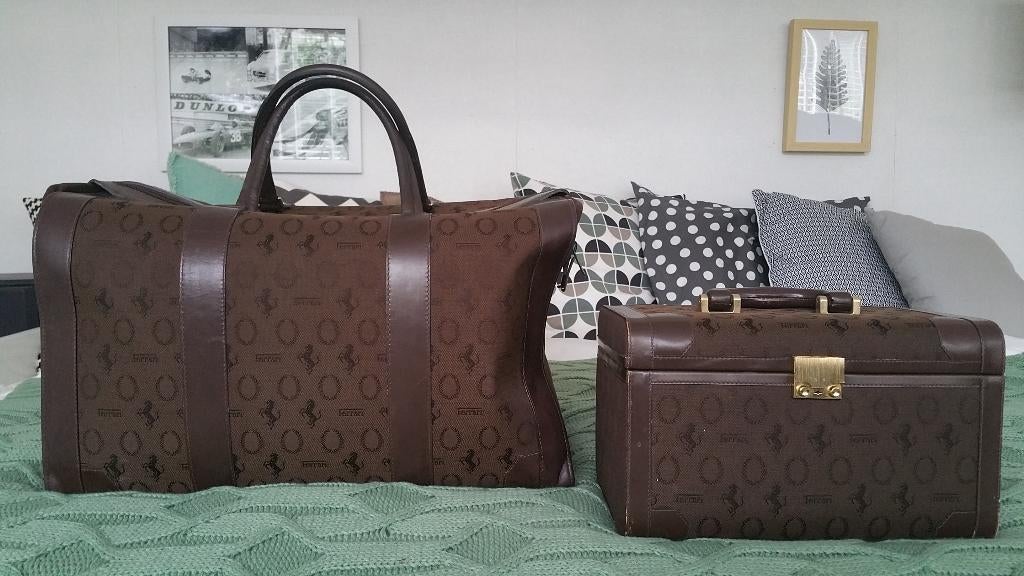 2 x Vintage Ferrari koffers Cavallino Print Collectors, Sieraden, Tassen en Uiterlijk, Koffers, Overige materialen, Gebruikt, Minder dan 50 cm