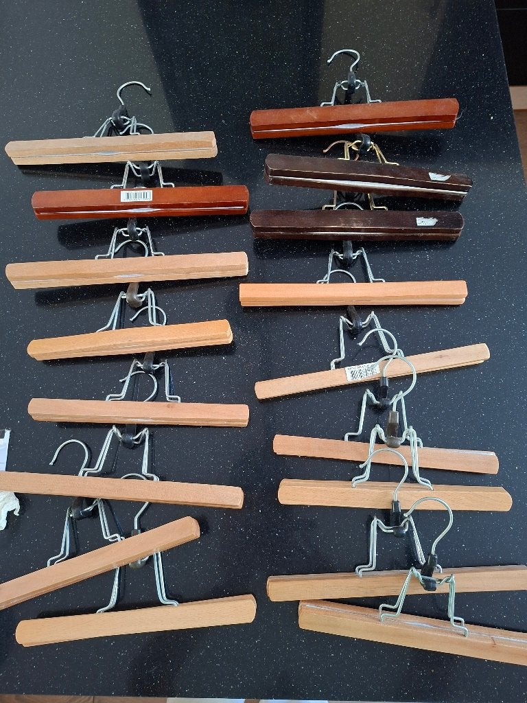 17 x broekhanger. Hout, metalen beugel. Nieuw, zgan,gebruikt, Ophalen of Verzenden, Zo goed als nieuw, Hout, Kinderen en Volwassenen