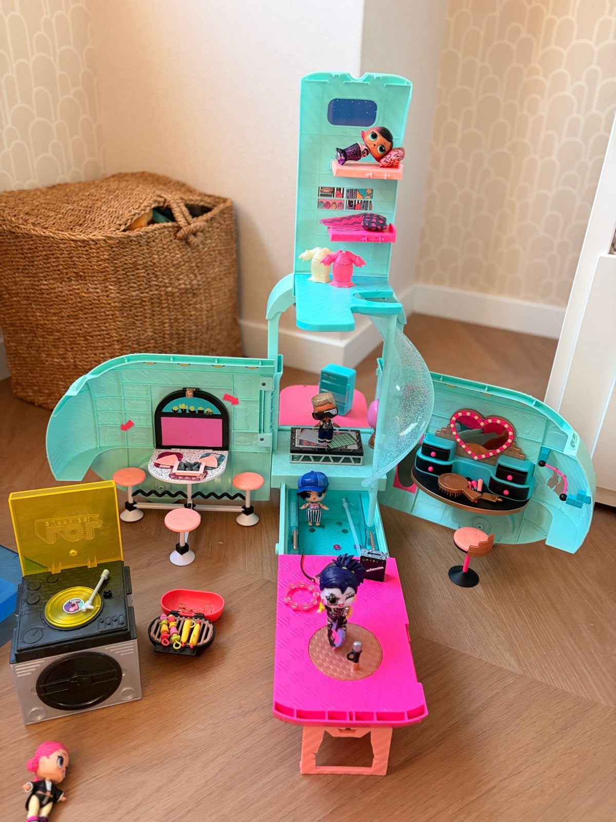 Leuke LOL Surprise Camper met accessoires en poppetjes, Kinderen en Baby's, Speelgoed | Speelgoedvoertuigen, Ophalen of Verzenden
