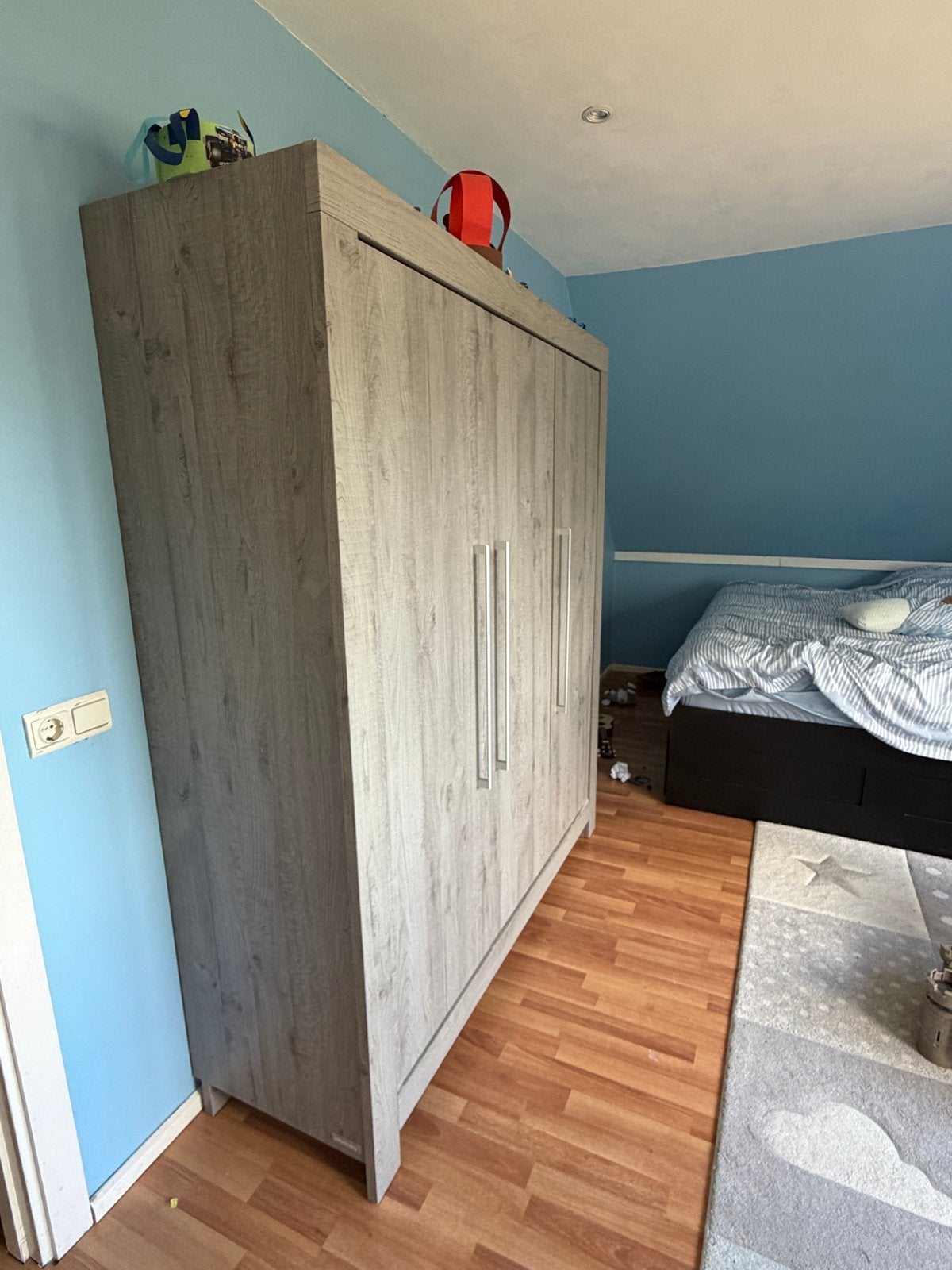 Interbaby Kledingkast - Grijs Houtlook, Ophalen, Gebruikt, 150 tot 200 cm, Overige houtsoorten