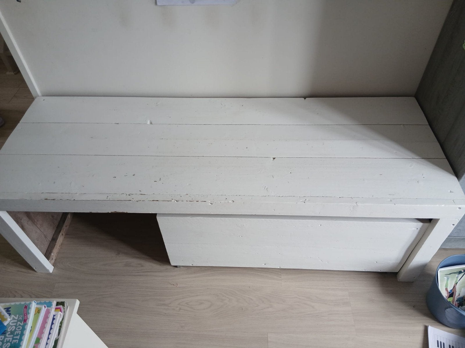 Lange witte tafel, met kist op wieltjes en boekenplank, Ophalen, Gebruikt, Eenpersoons