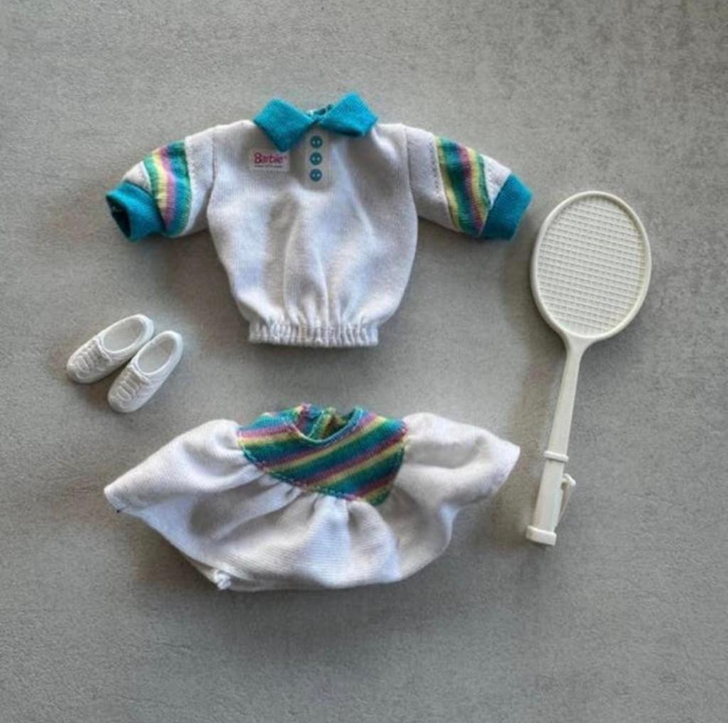 Barbie tennis outfit jaren 90, Verzamelen, Poppen, Gebruikt, Accessoires, Ophalen of Verzenden