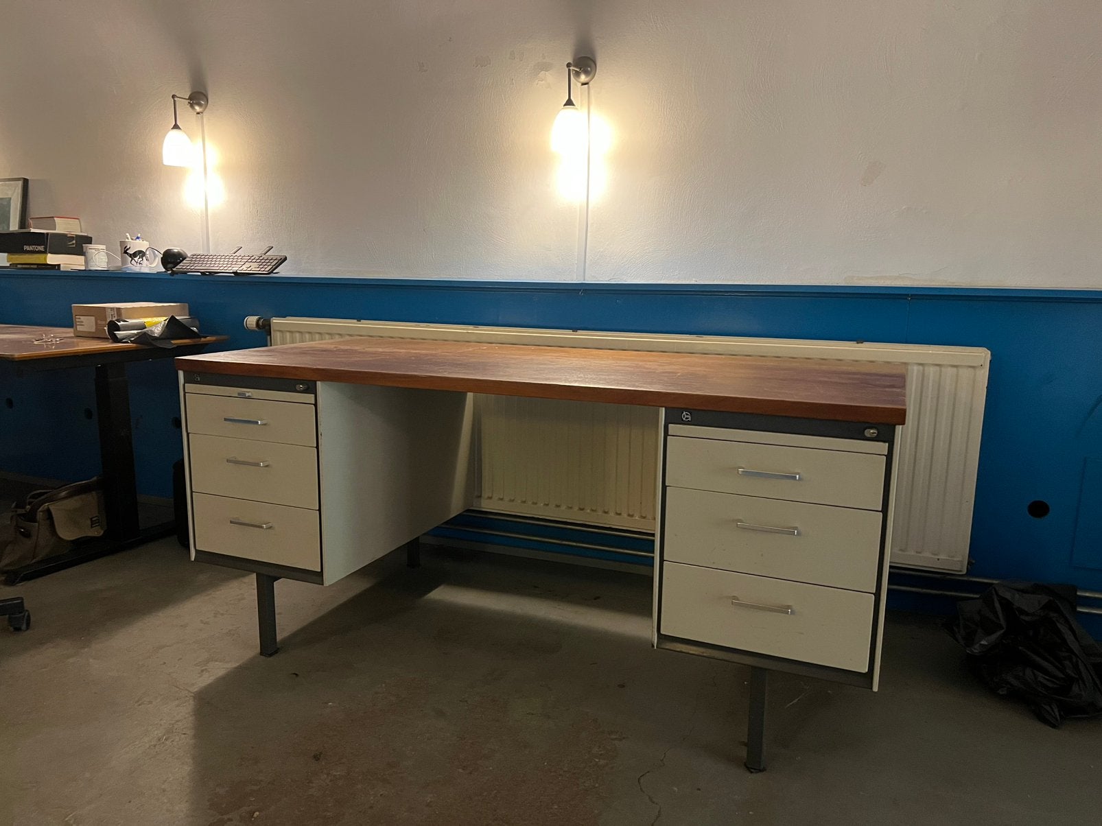 Klassiek Gispen bureau, Huis en Inrichting, Ophalen, Gebruikt, Met lades, Antiek