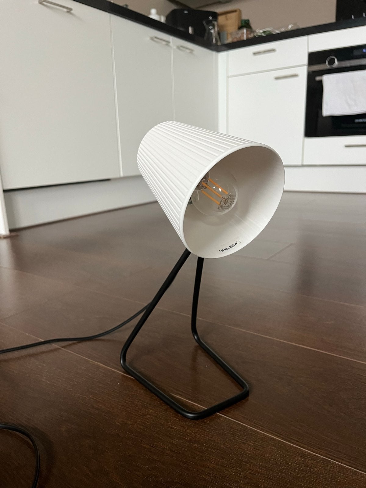 Moderne tafellamp – wit met zwart metalen frame, Ophalen, E14 (klein), Wit, Modern