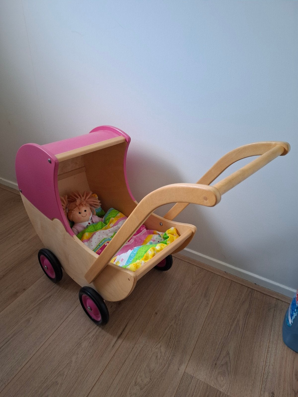 Houten poppenwagen met pop en dekentje, Ophalen, Zo goed als nieuw, Babypop