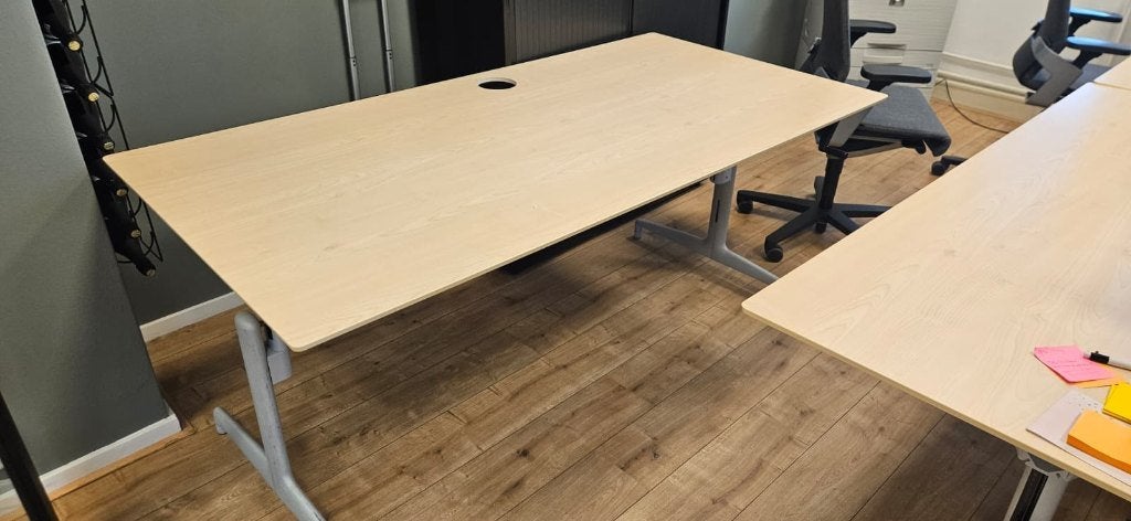 3x Verstelbare bureau gebruikt 180cmx90, Ophalen, Zit-sta bureau, Gebruikt, Bruin