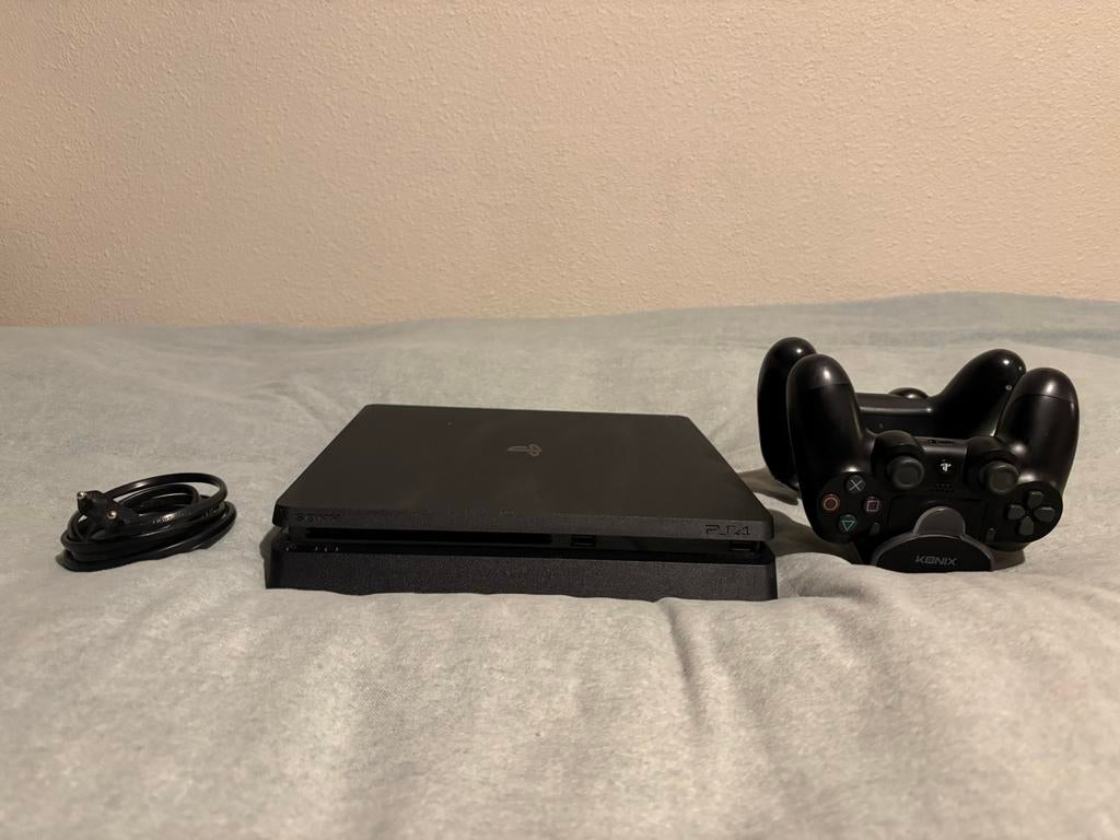 PlayStation 4 met 2 controllers en oplaadstation, Ophalen of Verzenden, Gebruikt, Met 2 controllers, Slim