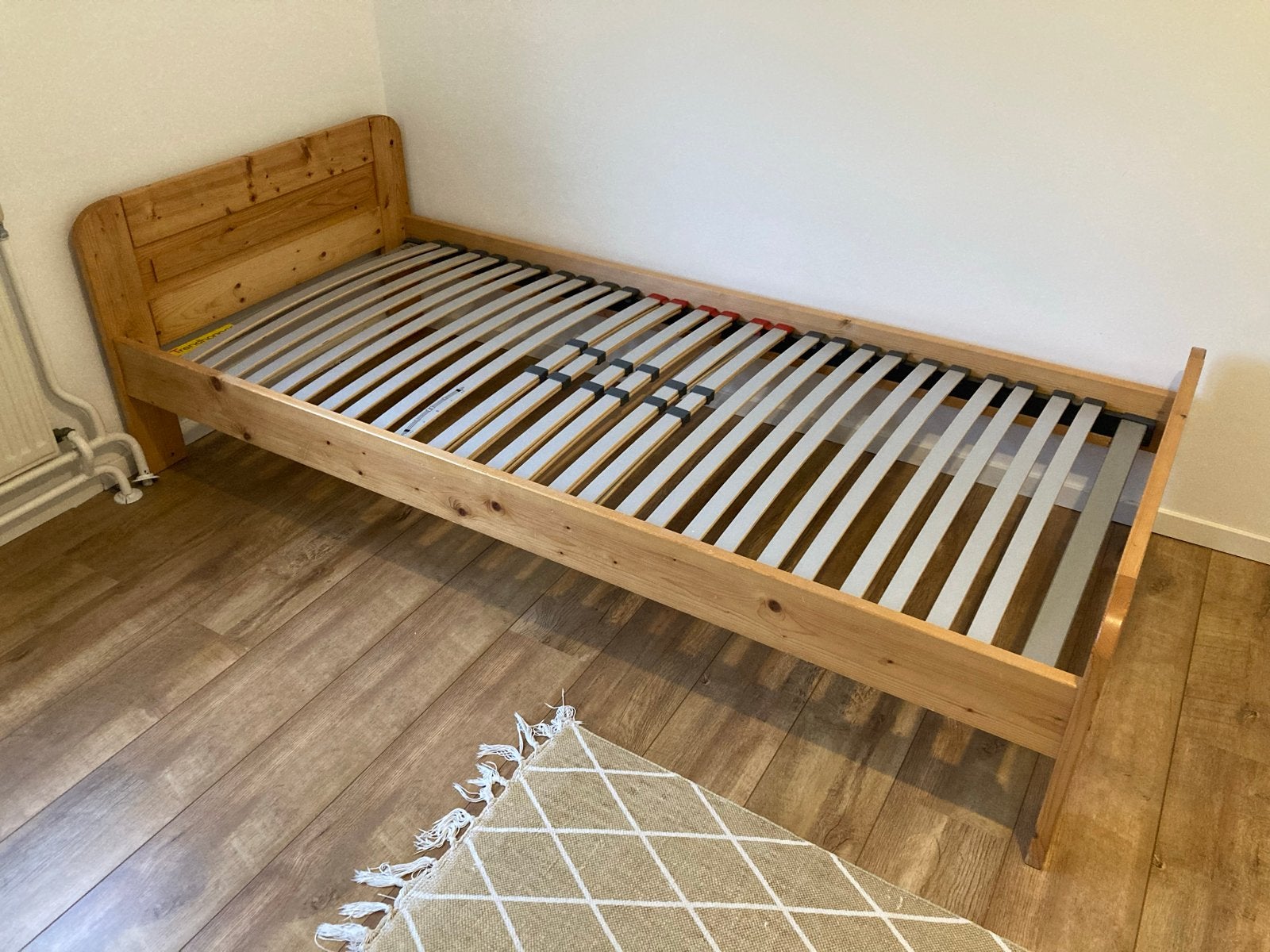 Eenpersoonsbed van hout met lattenbodem, Huis en Inrichting, Slaapkamer | Bedden, Ophalen, Gebruikt, 90 cm, Eenpersoons