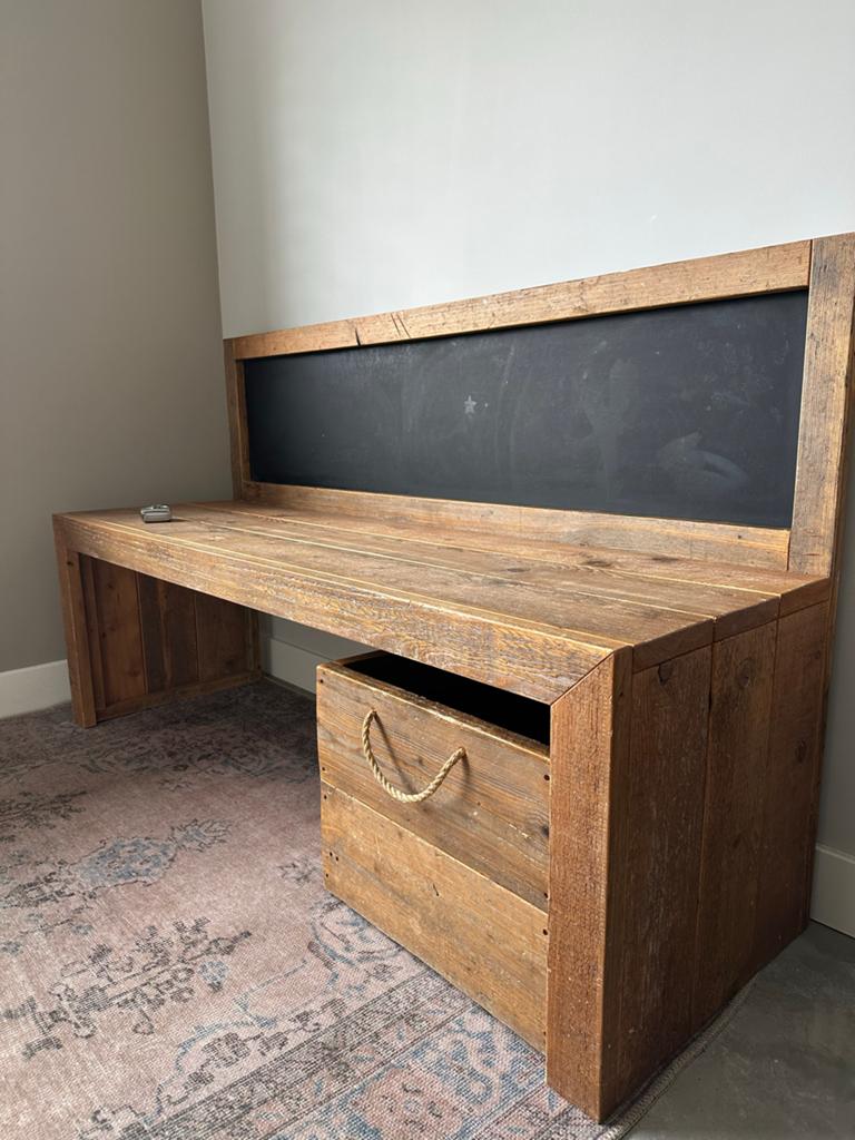 Robuuste houten speeltafel met krijtbord en opbergbox, Ophalen, Zo goed als nieuw