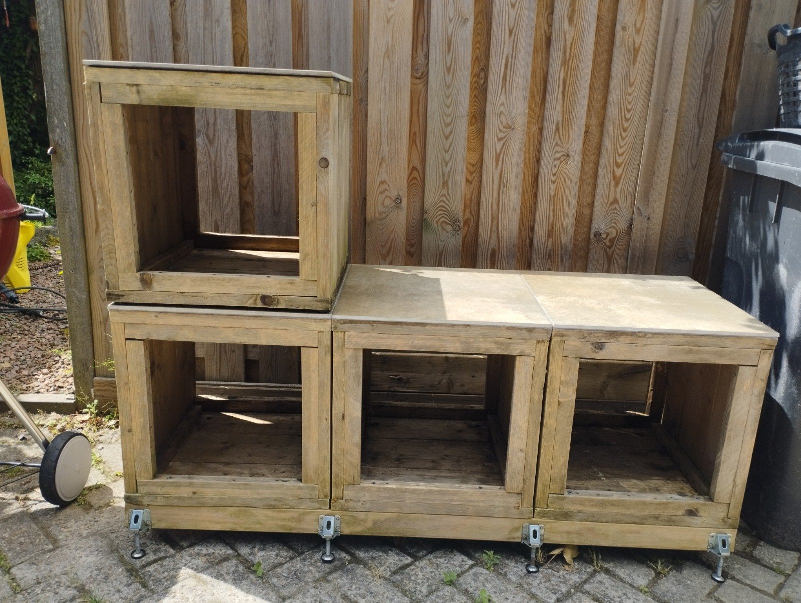 Tuinkast / BBQ-kast van houten kubussen en stenen plateau, Ophalen, Gebruikt, Hout, Overige typen