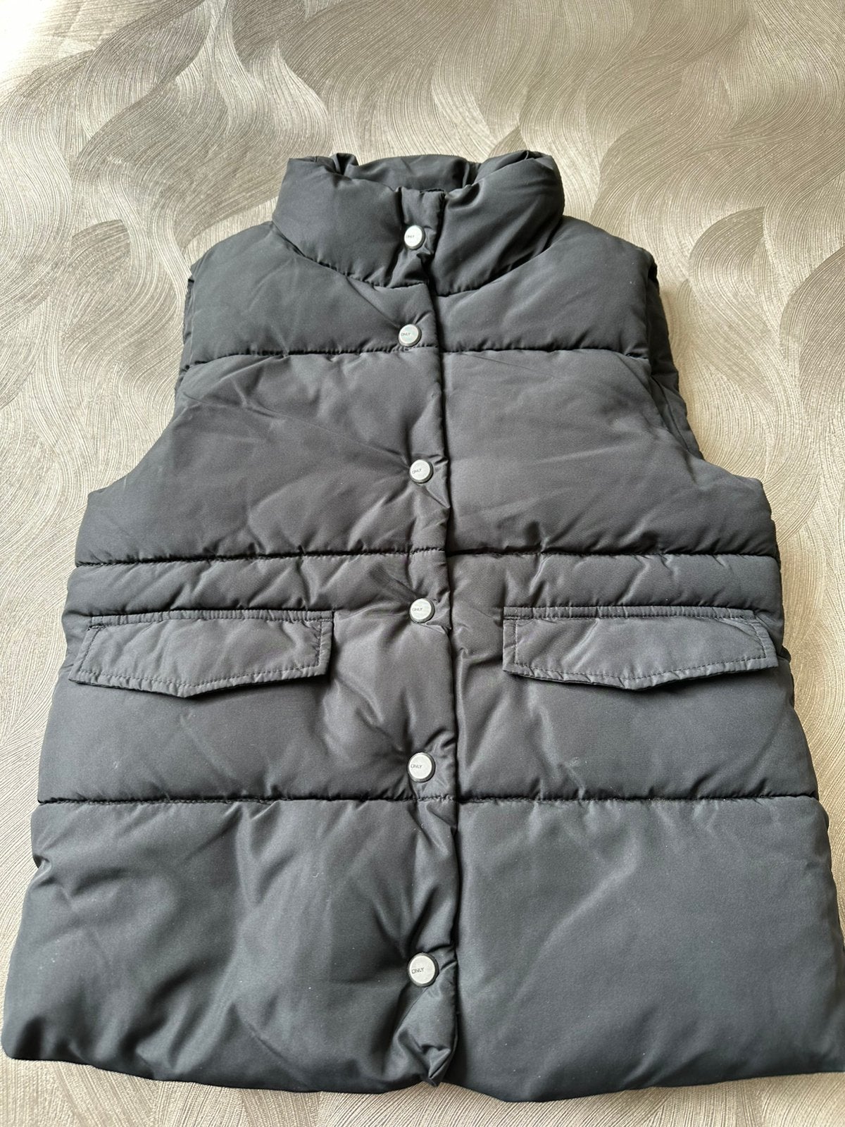 Only bodywarmer. Zwart. Als nieuw. Mt 146, Ophalen of Verzenden, Zo goed als nieuw, Meisje, Jas