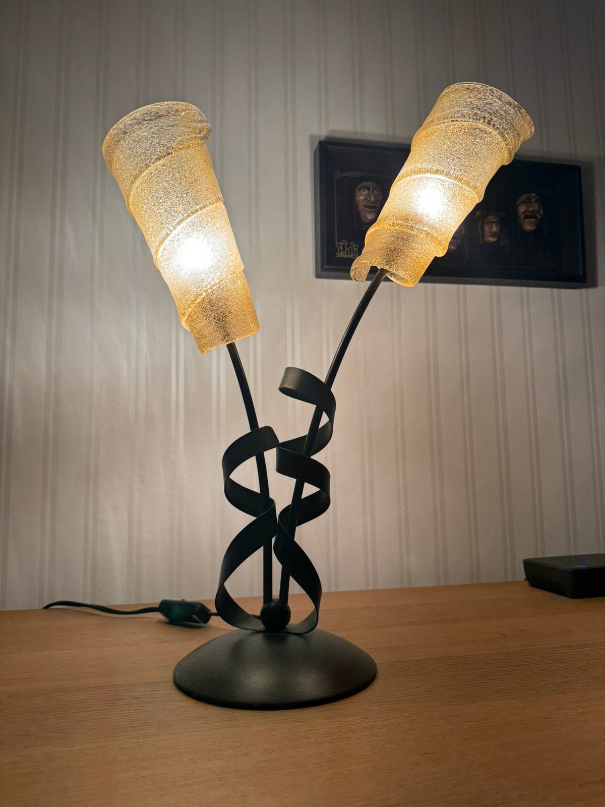 Postmoderne Sculpturale Tafellamp Gesmeed Metaal, Amber Glas, 49 cm, Ophalen of Verzenden, Glas, Inclusief lichtbron