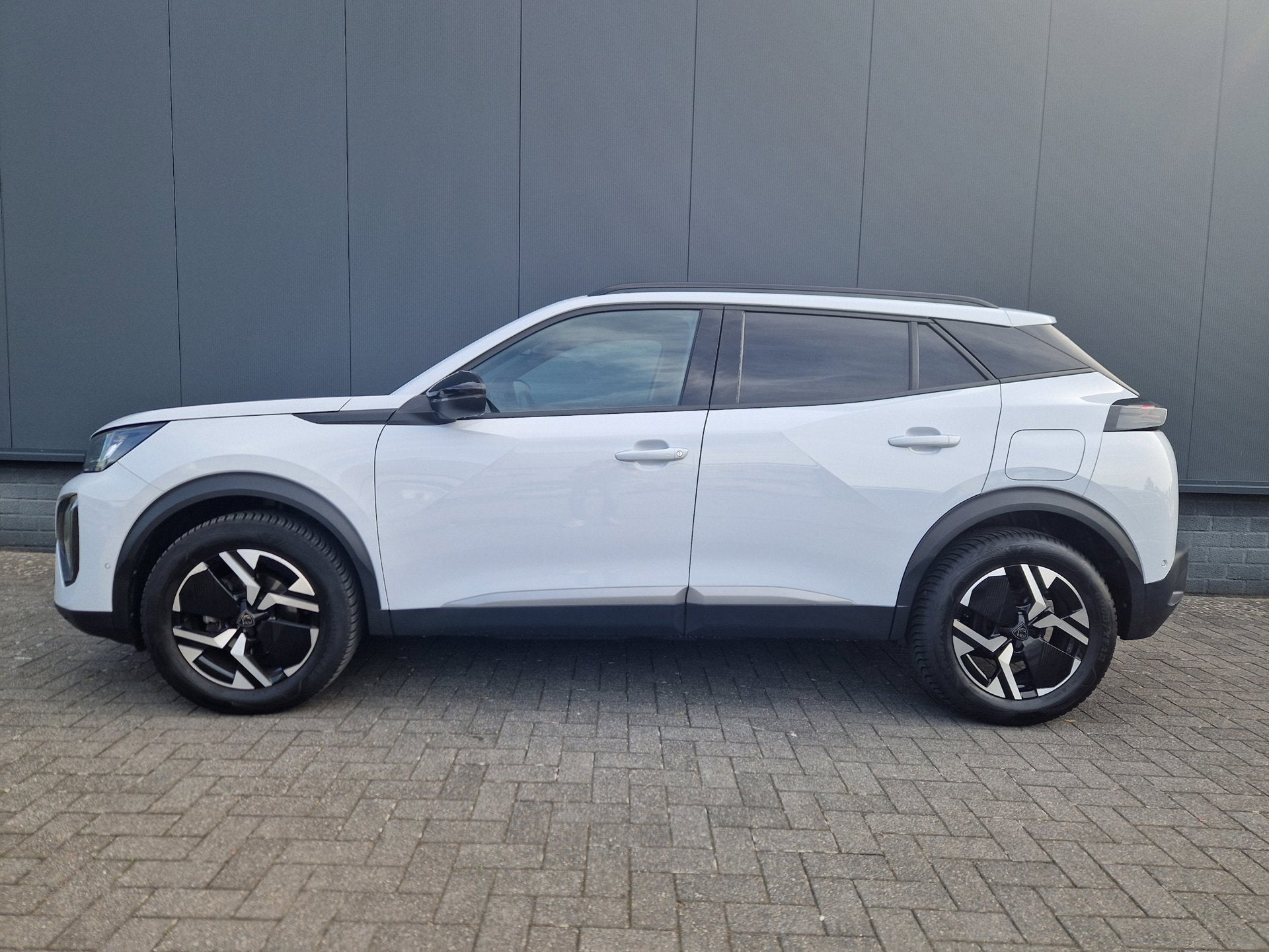 Peugeot 2008 1.2 131pk EAT8 Allure /Keyless /V+A Camera /Cru, Auto's, 12 maanden, Gebruikt, 1199 cc, Leder en Stof
