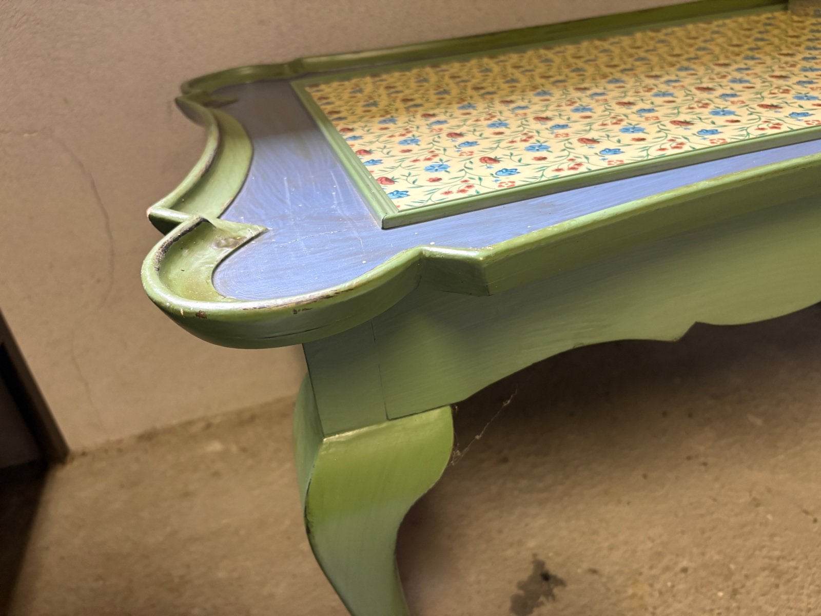 Decoratieve brocante salontafel met bloemenpatroon, Ophalen
