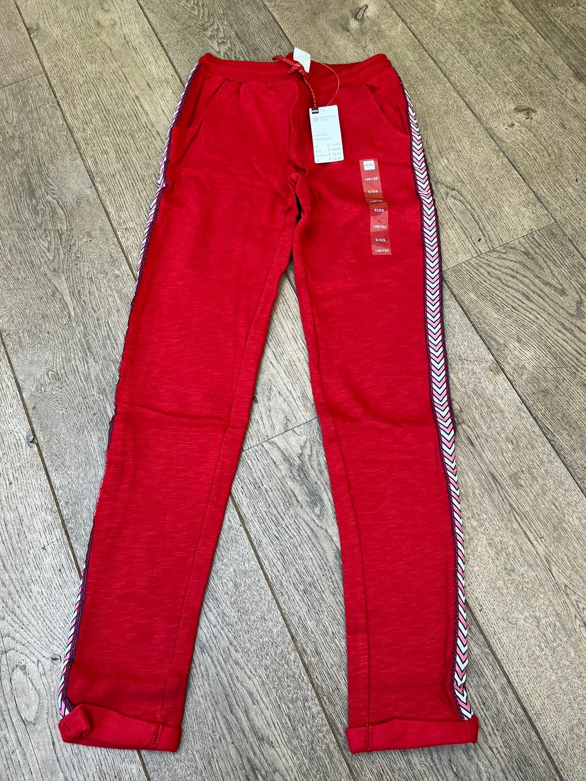 Nieuwe HEMA joggingbroek rood met label 146-152, Broek, Meisje, Nieuw, Ophalen of Verzenden