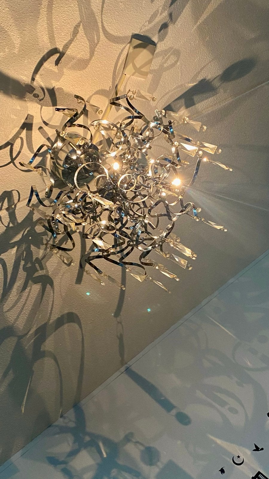 Moderne plafondlamp met kristallen en metalen krullen, Ophalen of Verzenden, Zo goed als nieuw, Metaal, E14 (klein)