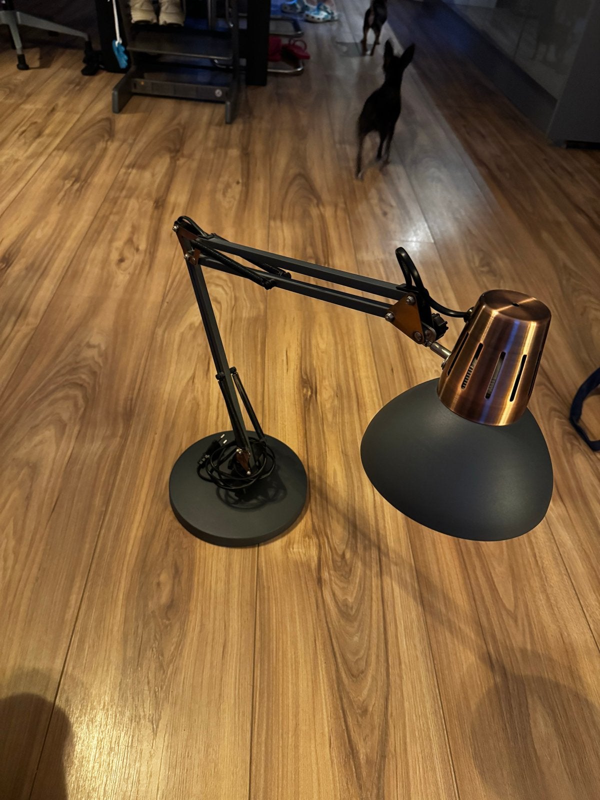Verstelbare bureaulamp met koperen accenten, Huis en Inrichting, Bureaulamp, Overige merken, Lamp, Zo goed als nieuw