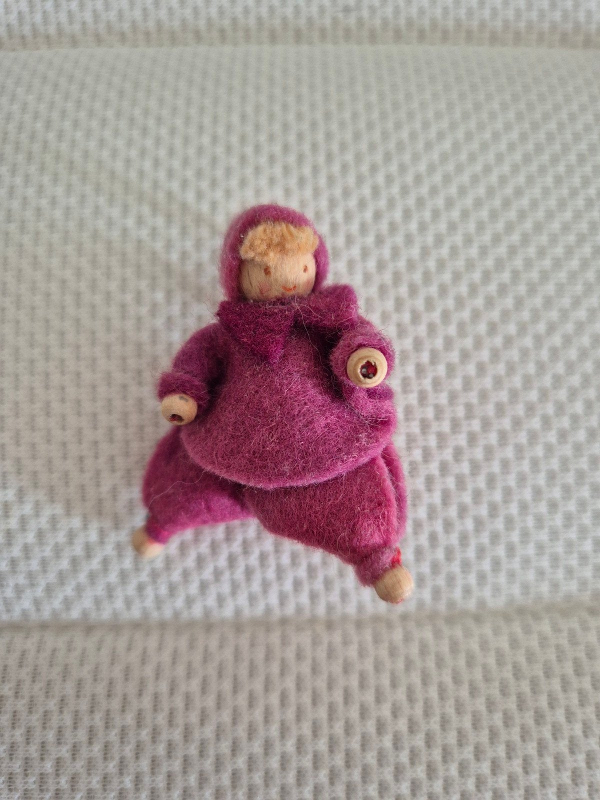 Handgemaakte vilten pop broche, Ophalen of Verzenden, Gebruikt, Overige materialen