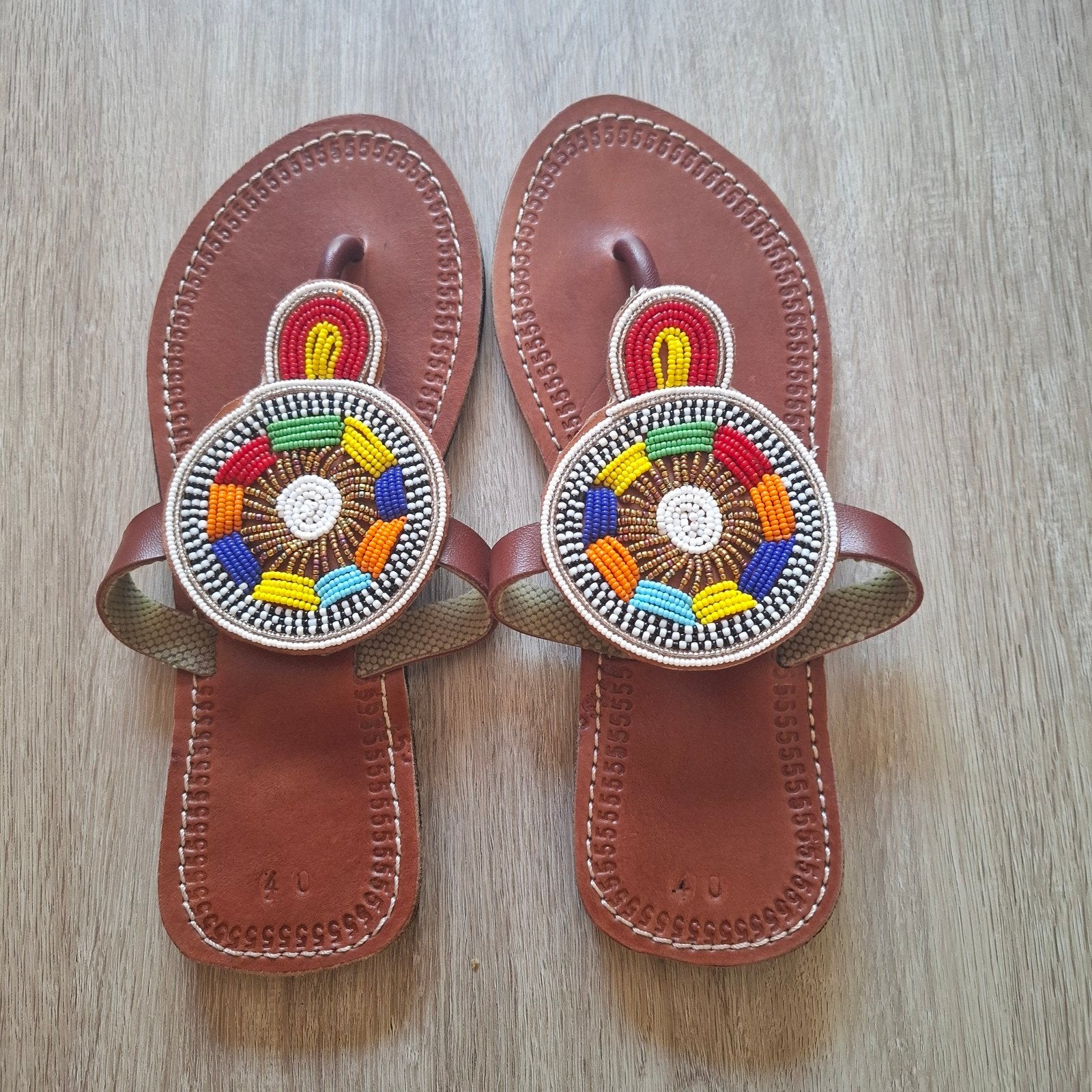Mooie handgemaakte slippers met kralen, maat 40, Bruin, Nieuw, Handgemaakt, Sandalen of Muiltjes