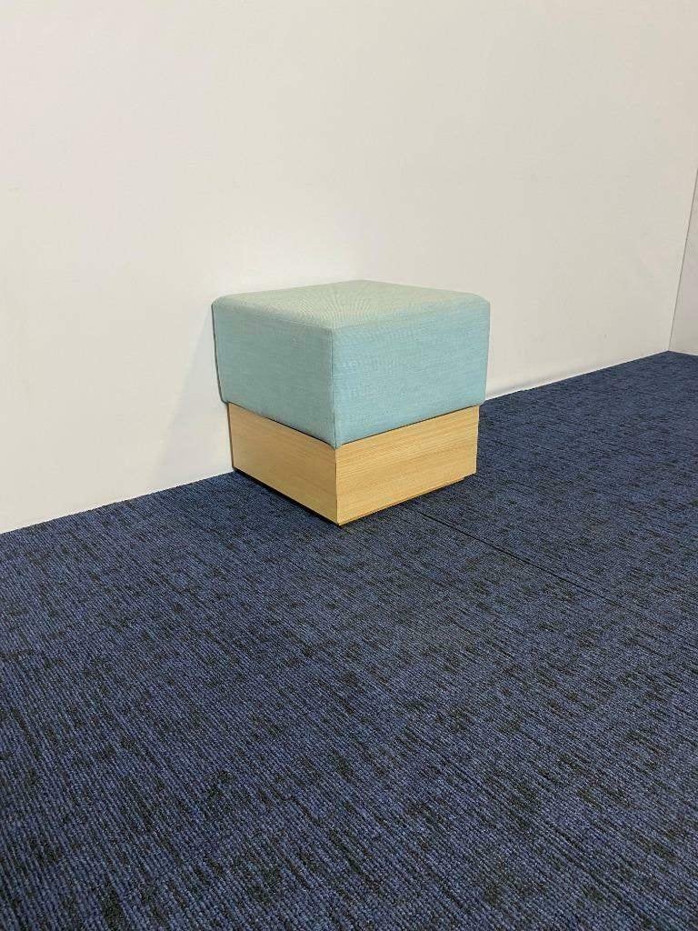 3 x Poef, blauwe stof, beuken hout, 47 x 47 x 47 cm., Ophalen, Minder dan 50 cm, Gebruikt, Vierkant