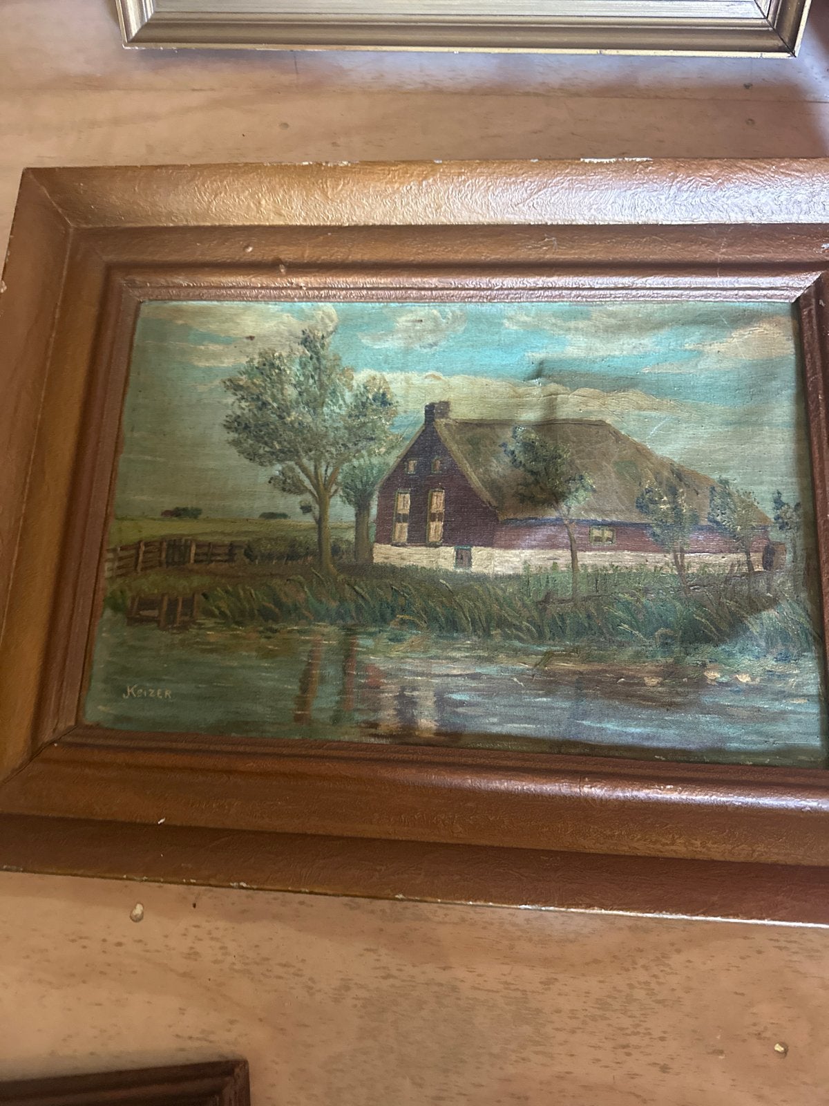 Oud schilderij van een boerderij aan het water, gesigneerd K, Antiek en Kunst, Kunst | Schilderijen | Klassiek, Ophalen of Verzenden