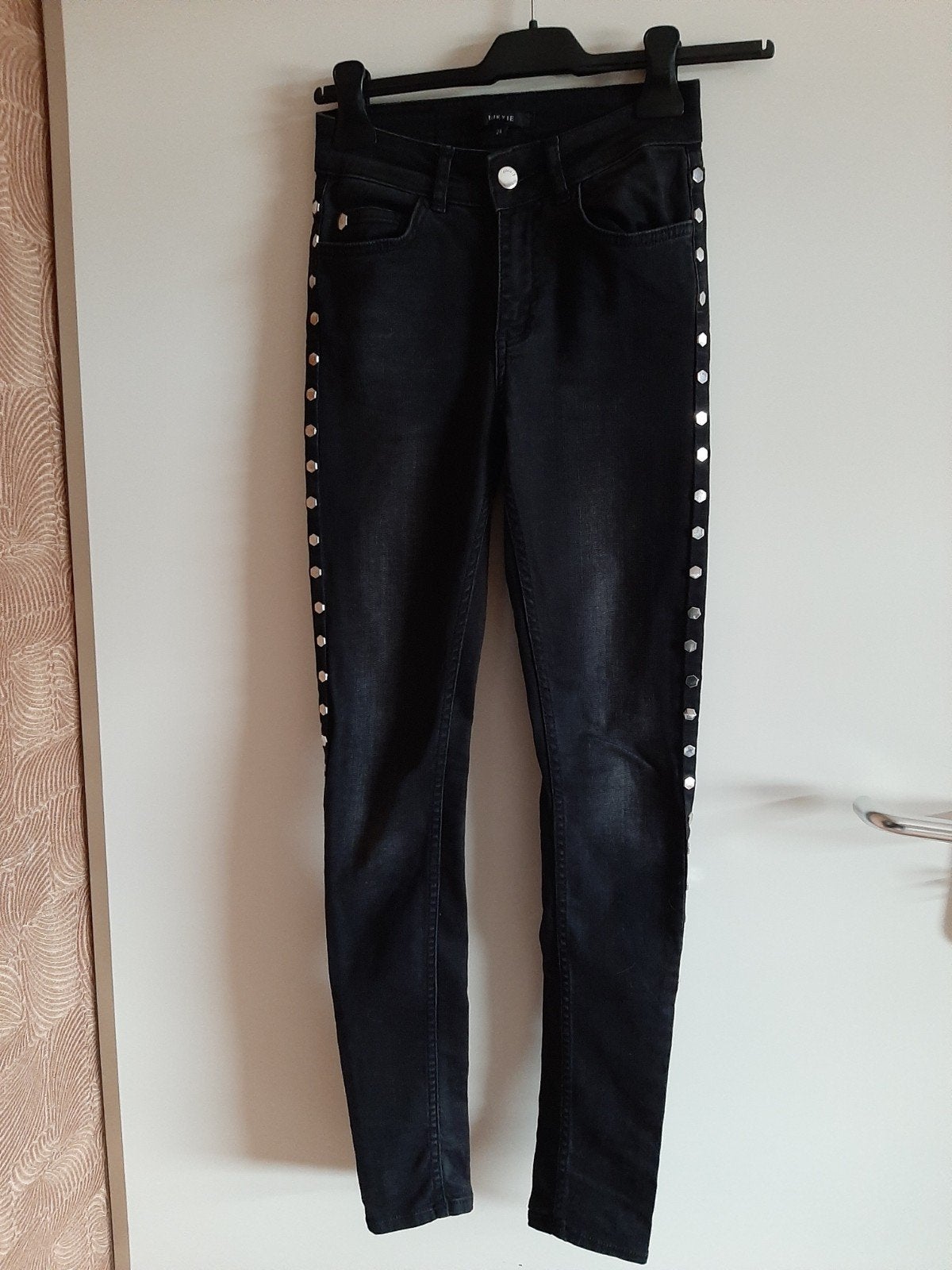 Nikkie zwarte skinny jeans met zilveren studs

maat 24, Verzenden, Zwart, Overige jeansmaten, Zo goed als nieuw