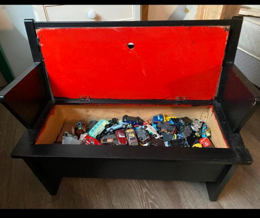Vintage peuter klepbank - Zwart met rode binnenkant, Ophalen of Verzenden, Gebruikt, Hout