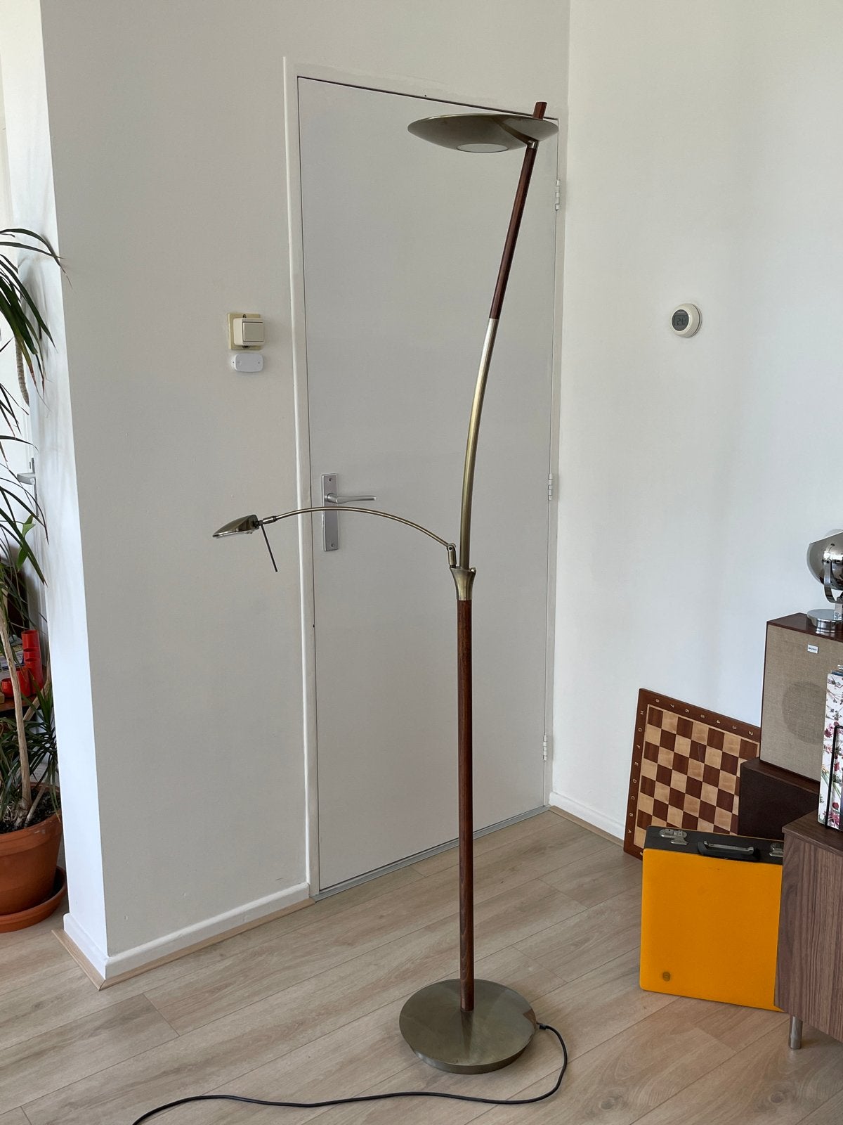 Midcentury look staande lamp - messing en hout, Huis en Inrichting, Lampen | Vloerlampen, Ophalen, Gebruikt, Overige fittingen