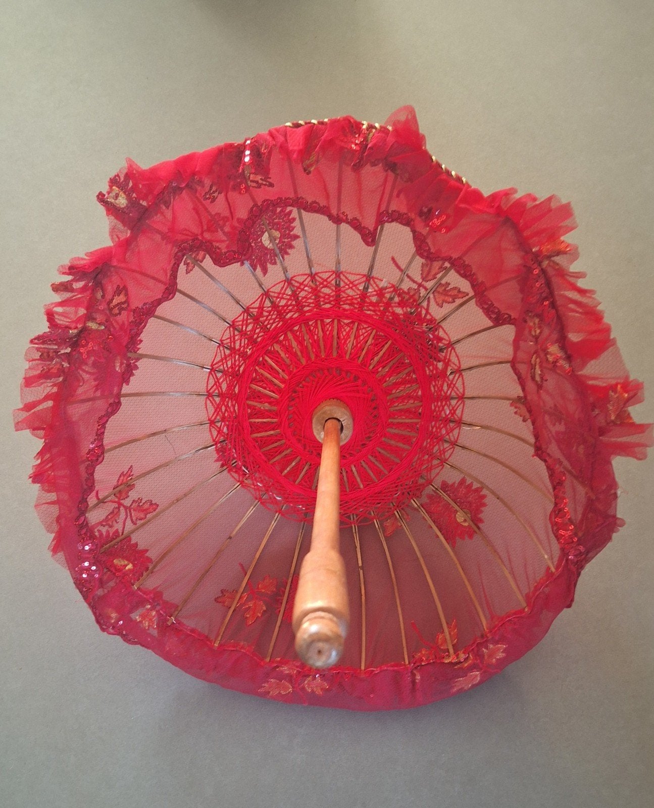 Oosterse parasol met bamboe . Rood, Gebruikt, Ophalen of Verzenden, Oosters, Natuurlijk materiaal