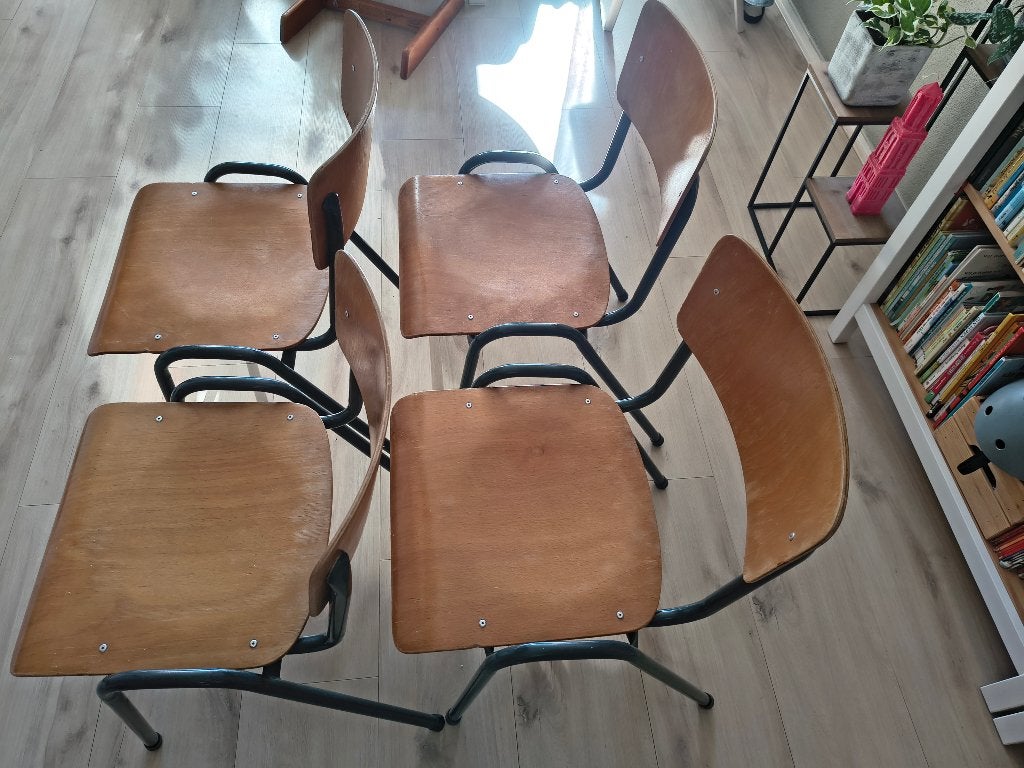 Vier schoolstoelen, Ophalen
