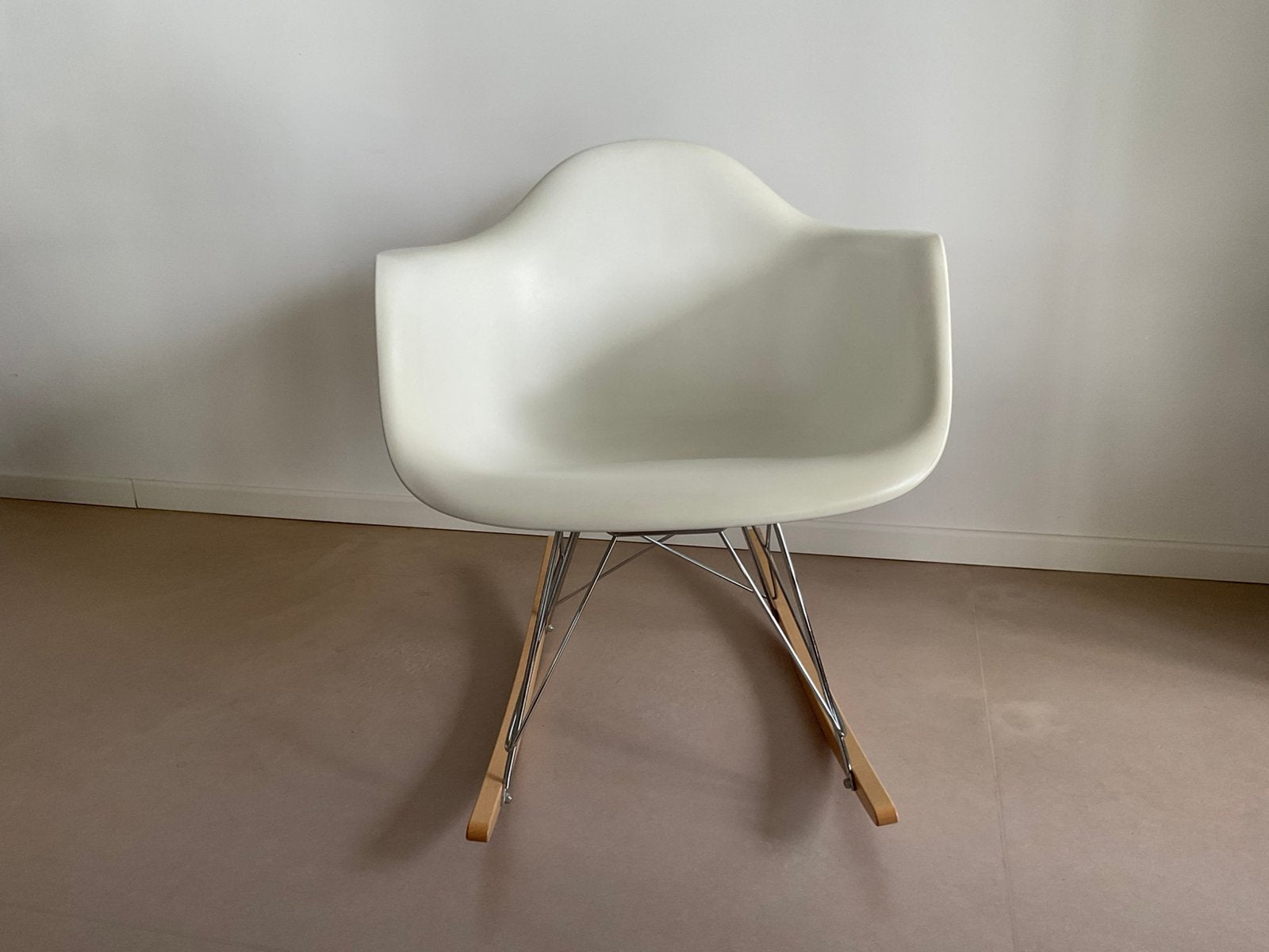 Vitra Eames RAR Schommelstoel – Origineel – Wit/Chroom, Ophalen, Gebruikt, Hout, Wit