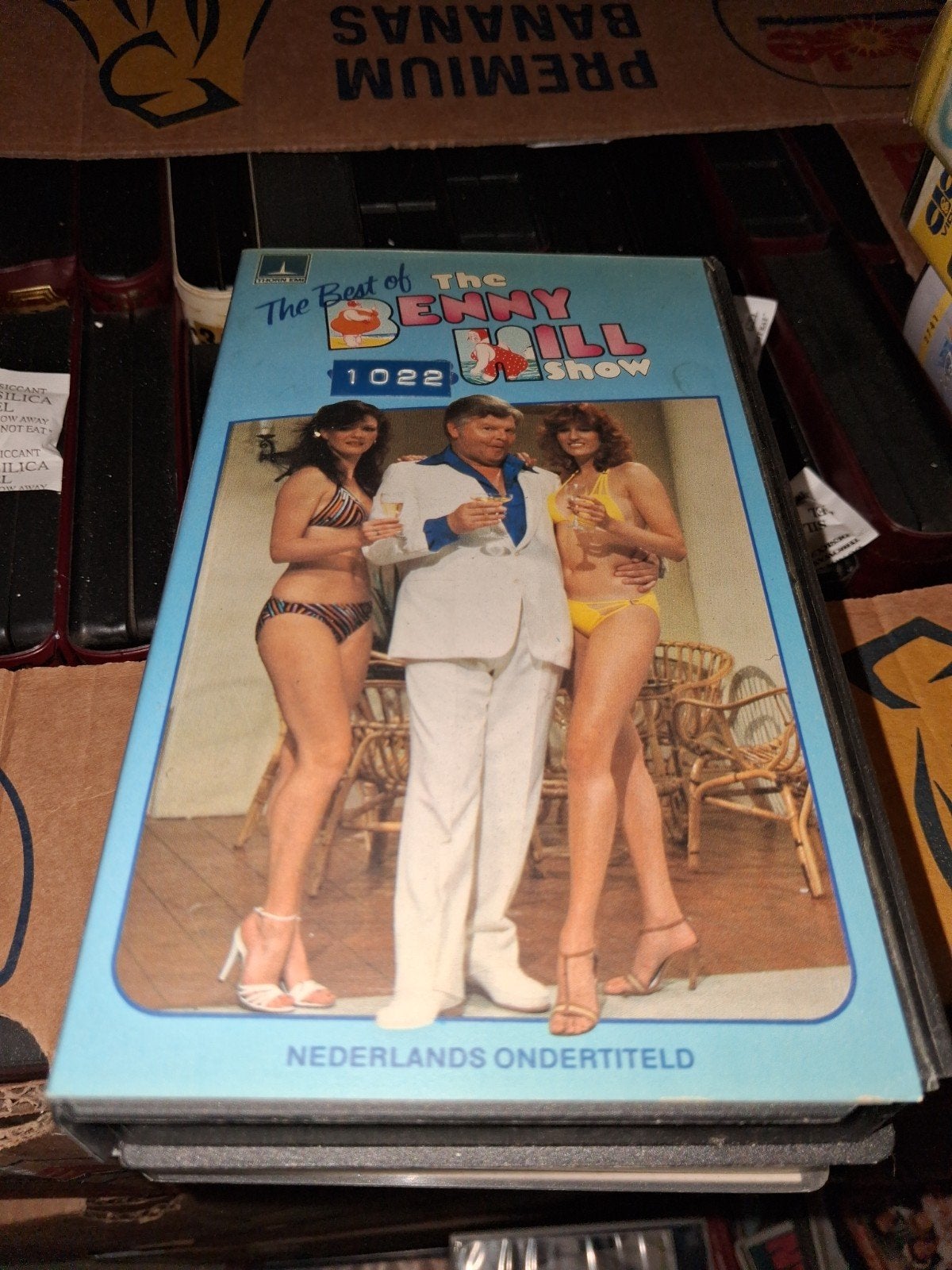 Vhs ex-rental  - The Benny Hill Show vol 3, Alle leeftijden, Ophalen of Verzenden, Gebruikt, Komedie